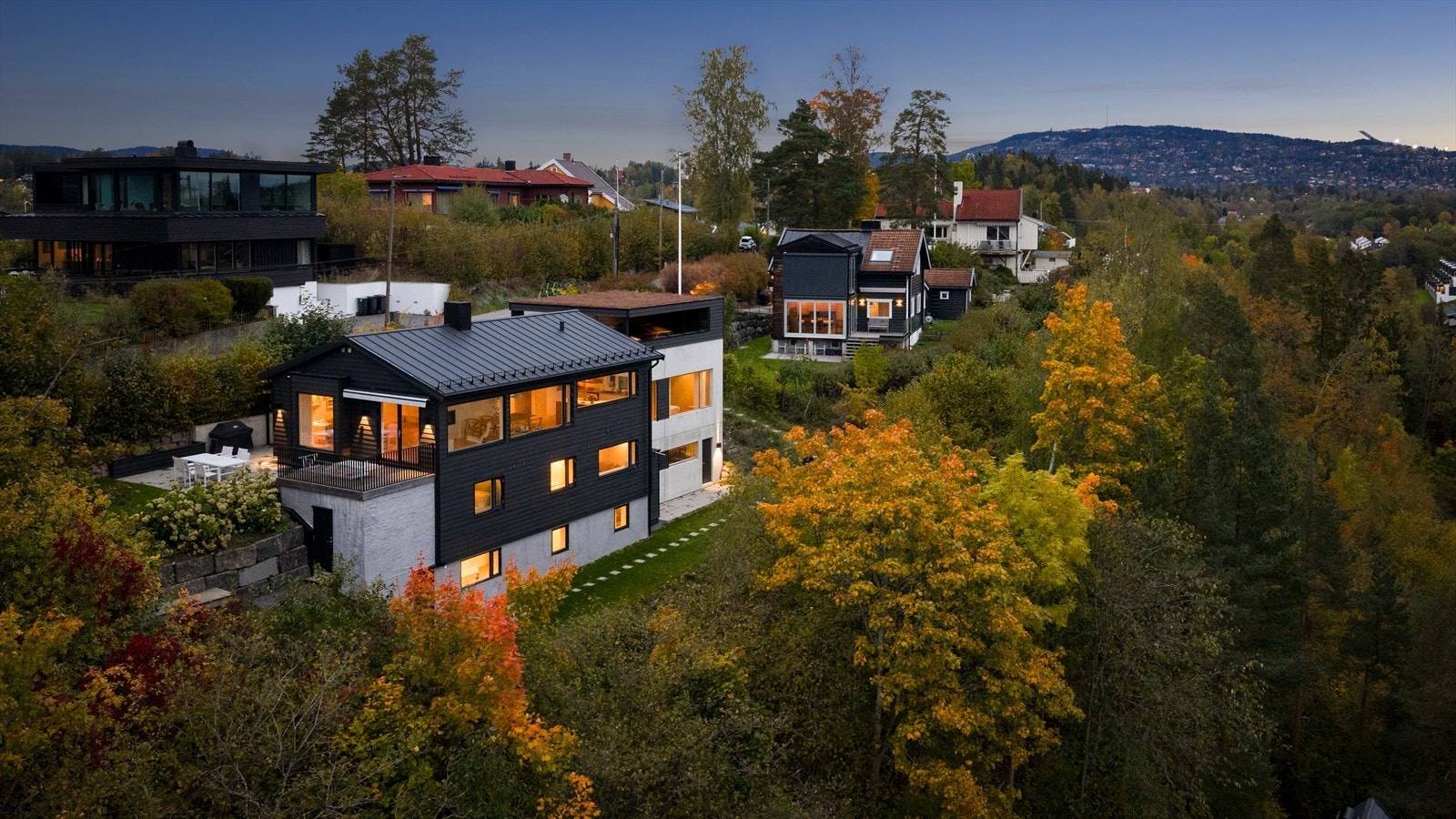 Skaara Arkitekter har stått for prosjektet, og har bl.a. tegnet et stilig tilbygg i funkisstil, oppført i betong Galleribilde