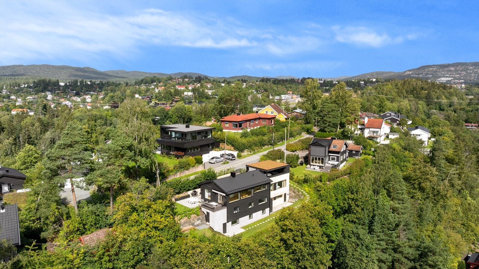 Velkommen til en solrik, attraktiv og strøken drømmebolig, beliggende med fantastisk utsikt mot sjøen og nærområdet! Galleribilde