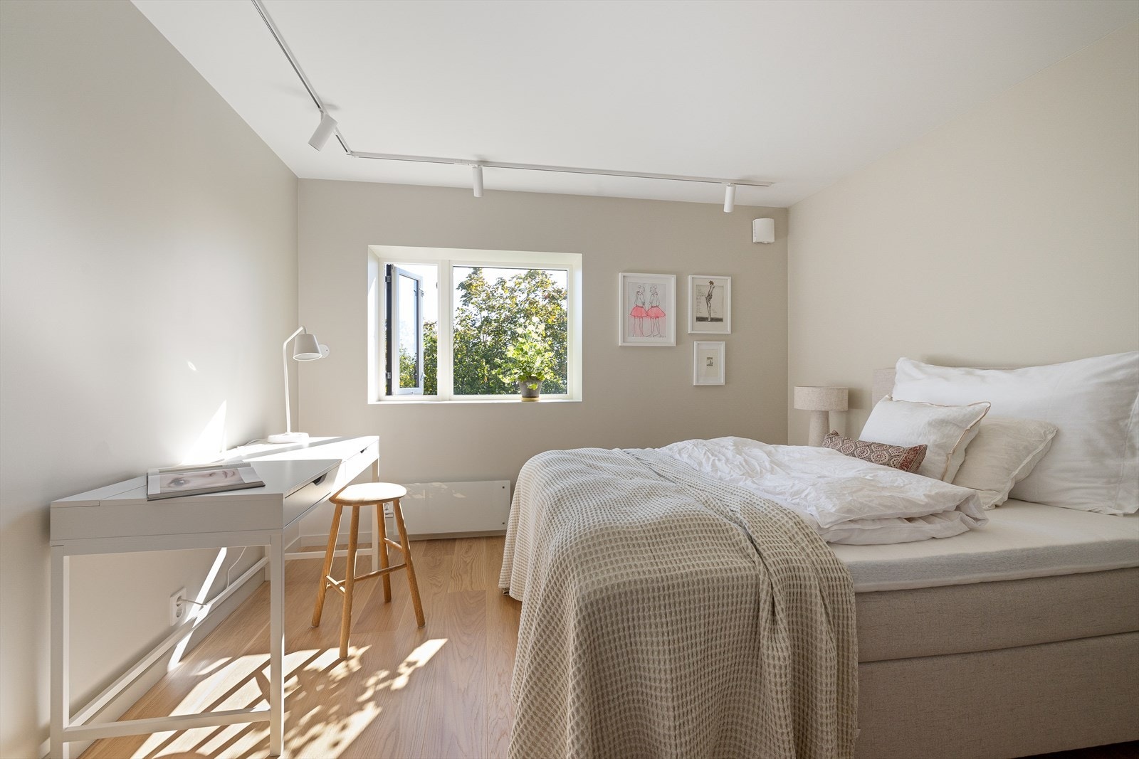 Alle soverom er malt i delikate farger og har 1-stavs parkett på gulv Galleribilde