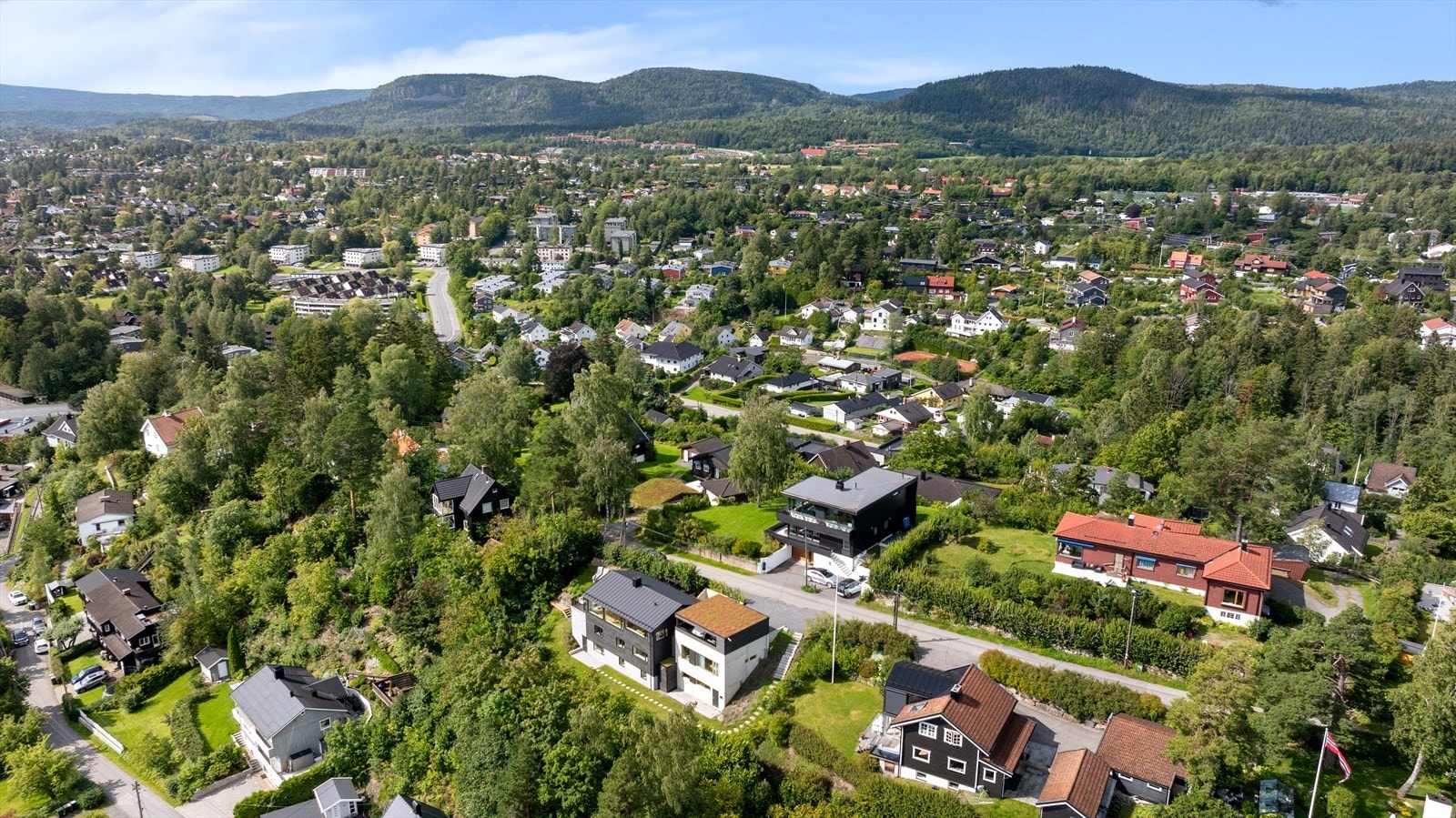 Meget god offentlig kommunikasjon med både T-bane og buss i nærheten. Ca. 15. min. gange til Østerås stasjon med T-bane. Kort vei også til Bekkestua Galleribilde