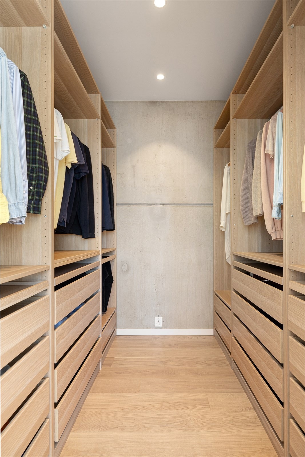 Stor og innholdsrik garderobe med tilgang fra hovedsoverom. Rikelig utstyrt med innredning bestående av skuffer, hyller og oppheng til både jakker/skjorter og kjoler Galleribilde