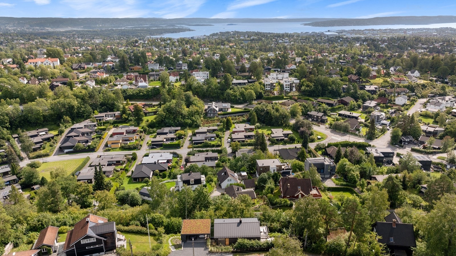Fredelig nabolag med umiddelbar nærhet til flotte friområder, samt offentlig kommunikasjon Galleribilde