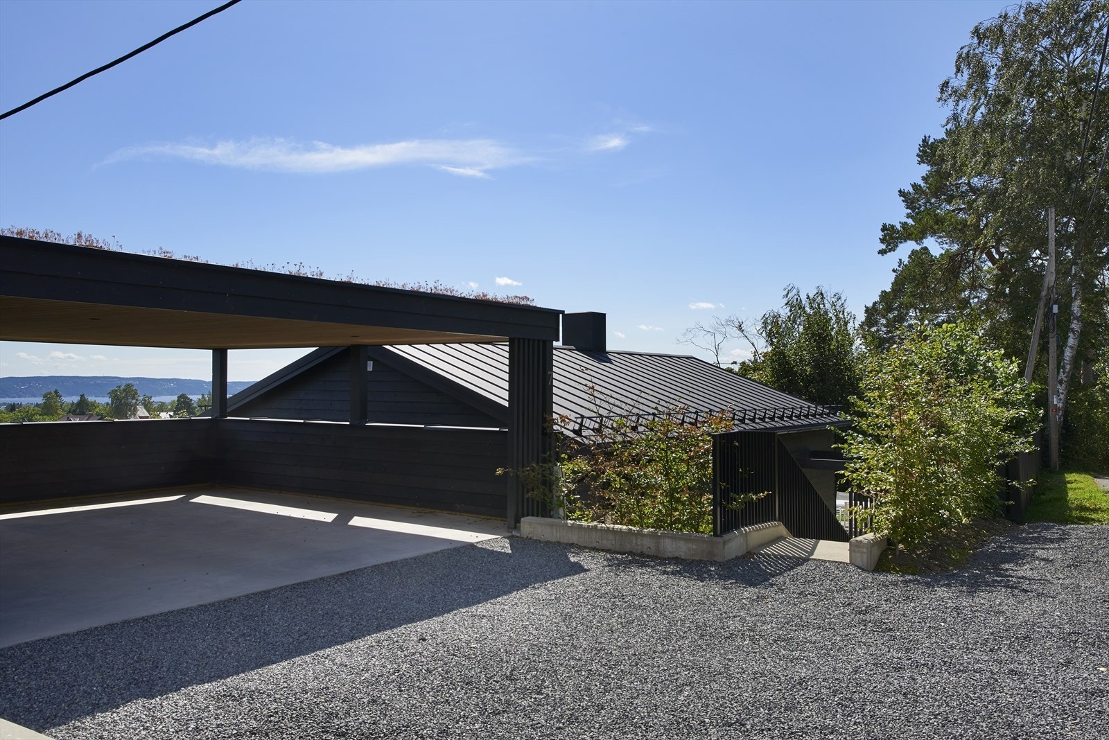 Gode parkeringsmuligheter med plass til to biler i carport, samt flere biler på gårdsplassen Galleribilde