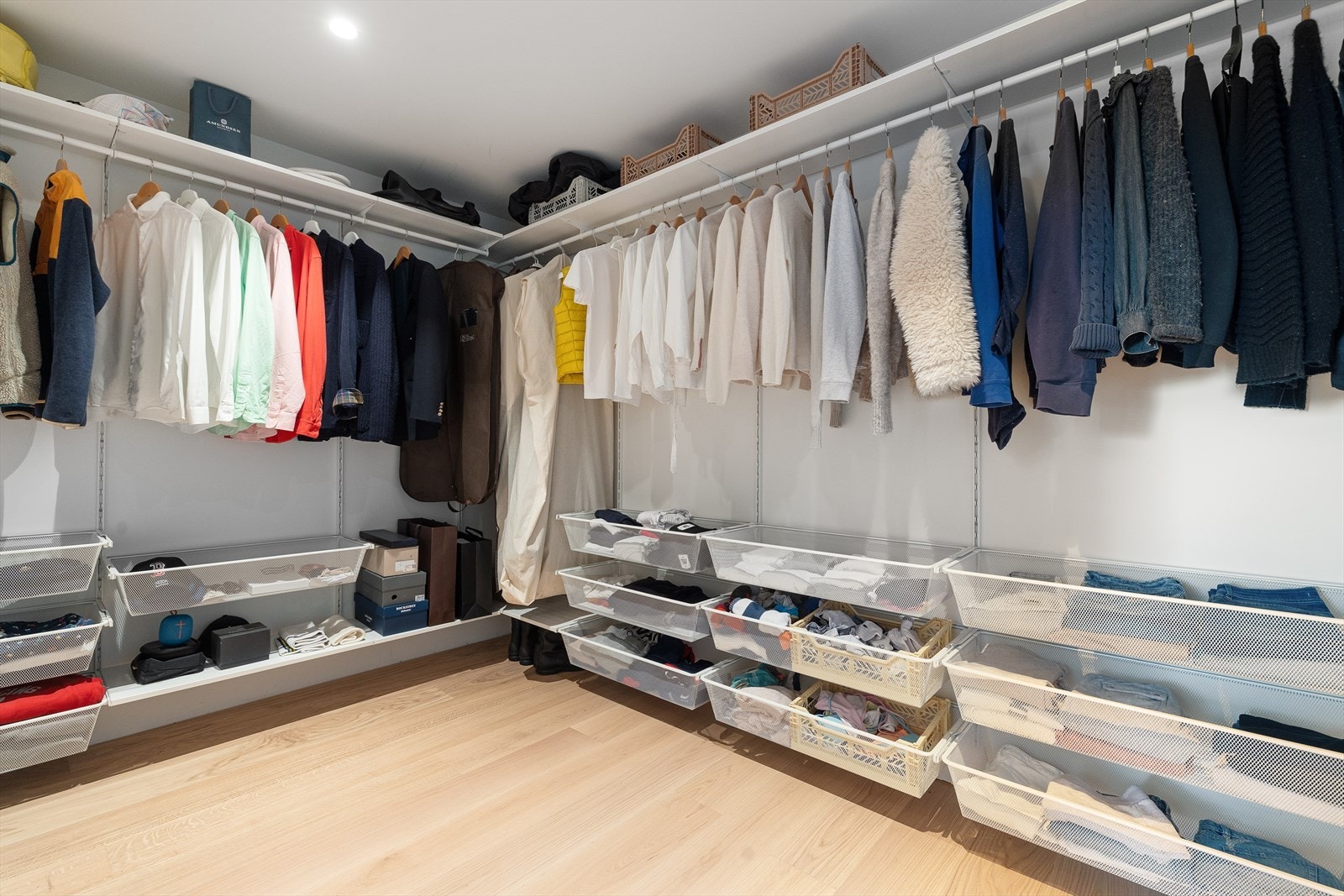 Stor og innholdsrik garderobe, rikelig utstyrt med oppheng til jakker/skjorter/kjoler og skuffer/hyller Galleribilde