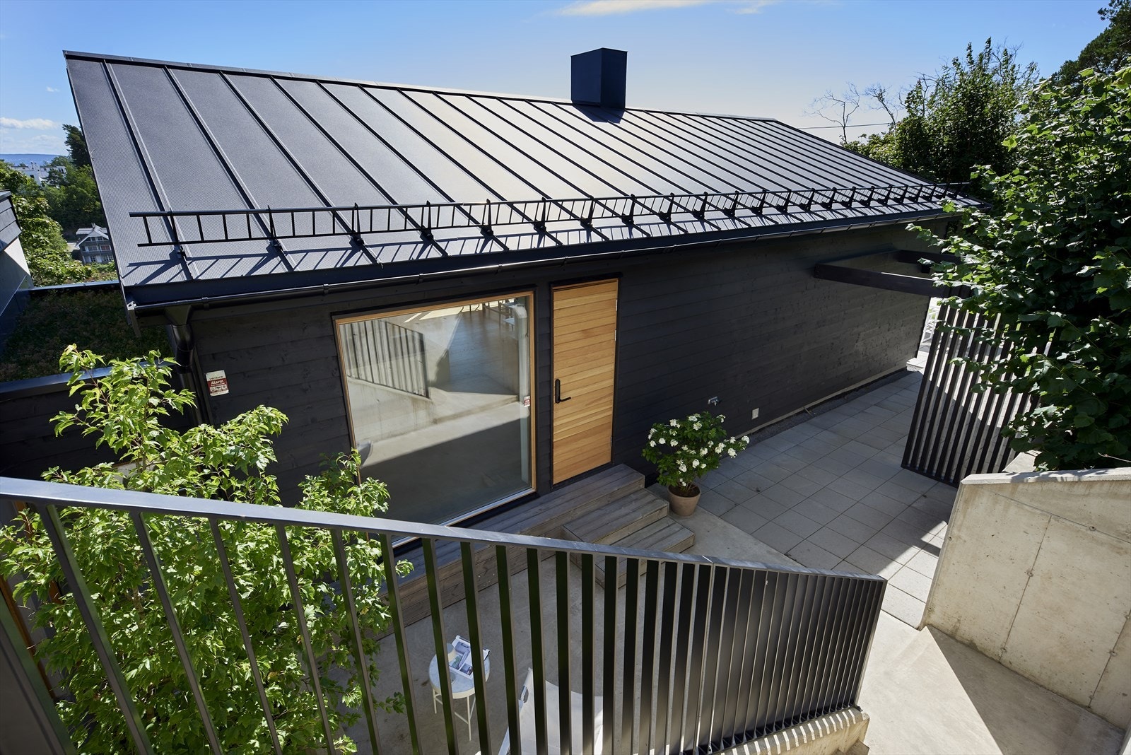 Innbydende inngangsparti, opparbeidet med trapp og terrasse i betong Galleribilde