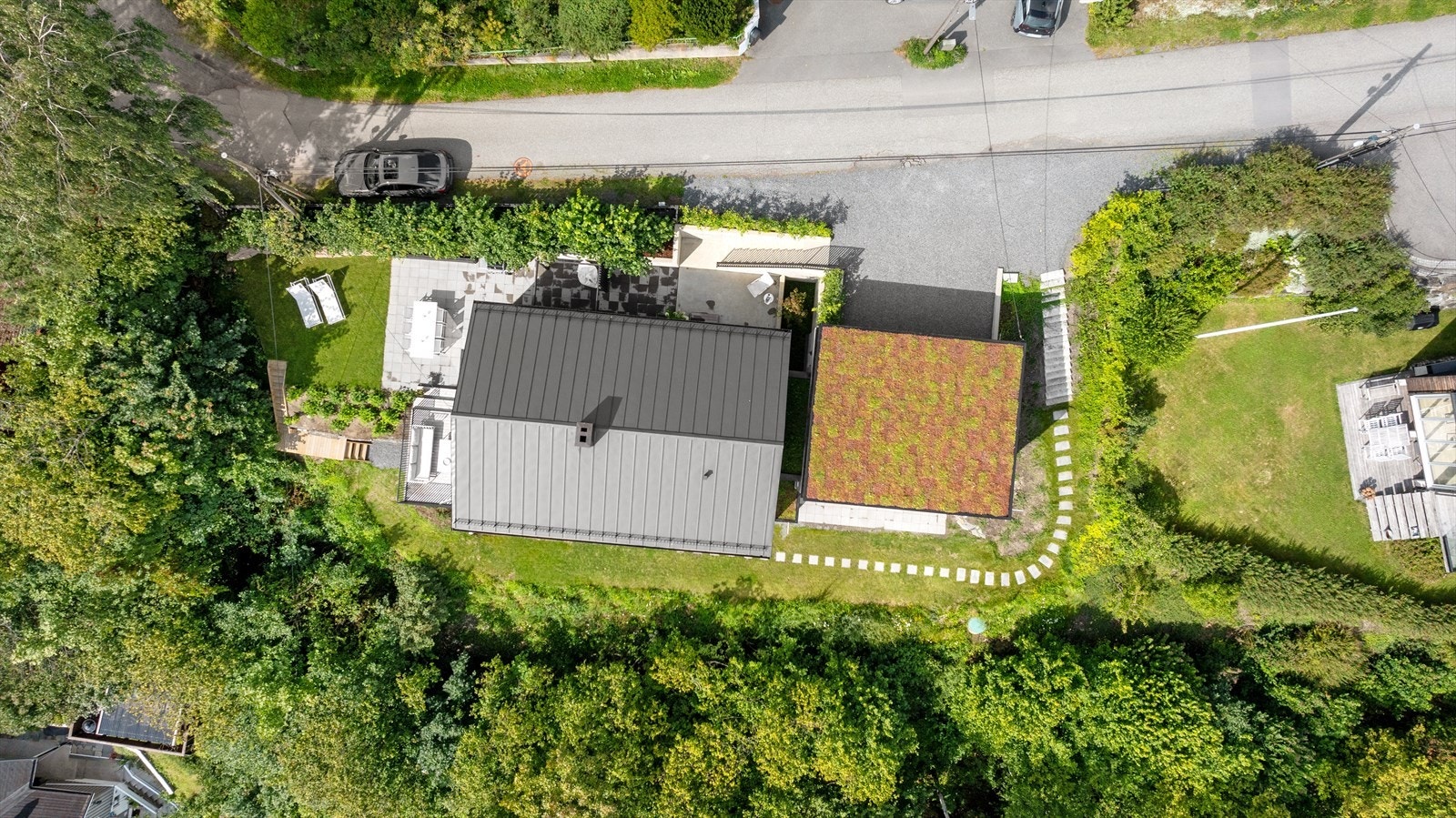 Tomten er meget godt utnyttet, og inneholder flere fine uteplasser, samt gressplen og gode parkeringsmuligheter Galleribilde