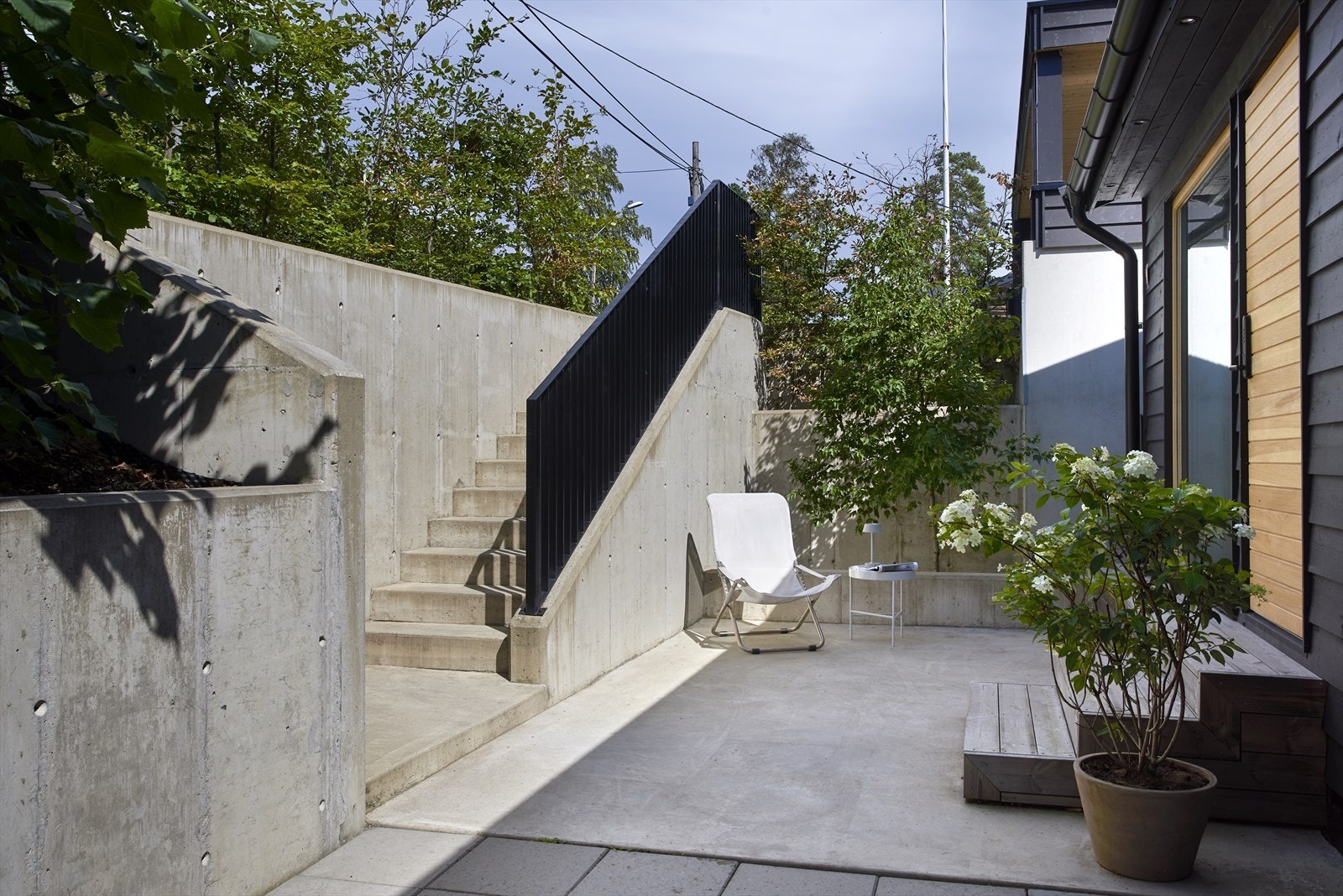 Stilig inngangsparti opparbeidet med trapp og uteplass i betong Galleribilde