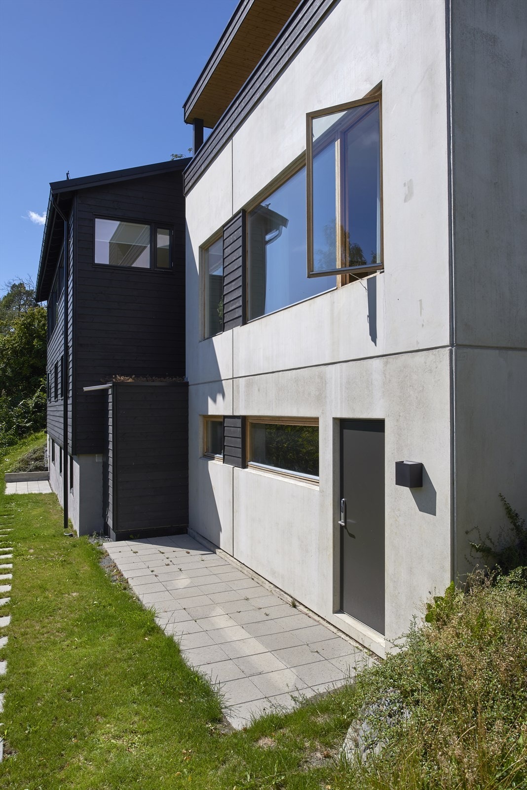 Det er egen inngang til treningsrom, samt til kjellerstue/hybel i kjelleren Galleribilde