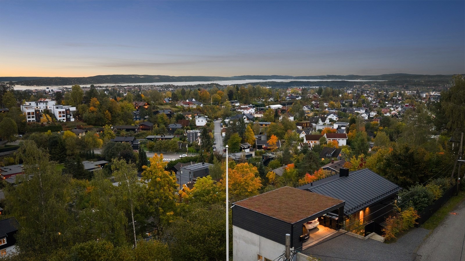 Eiendommen har en usjenert beliggenhet i et veletablert, attraktivt og barnevennlig villaområde med kort vei til alt! Galleribilde