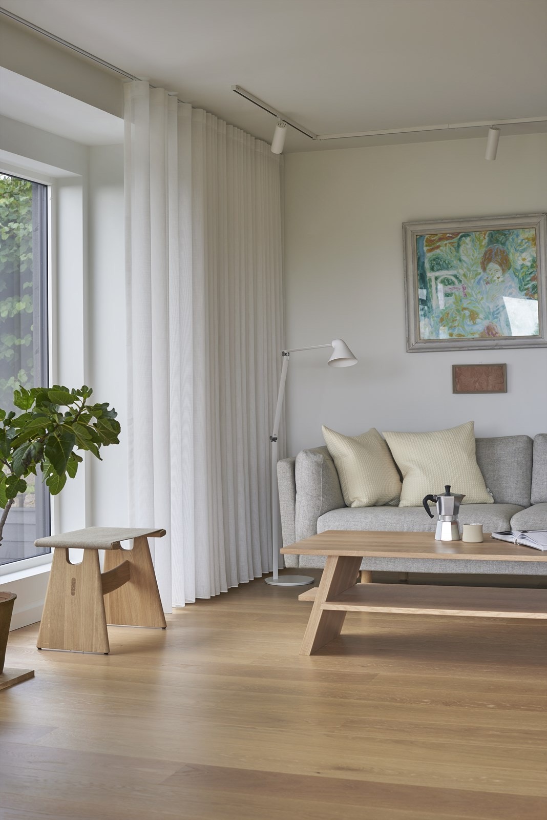 Stuen har god plass til sofagruppe og annet møblement Galleribilde