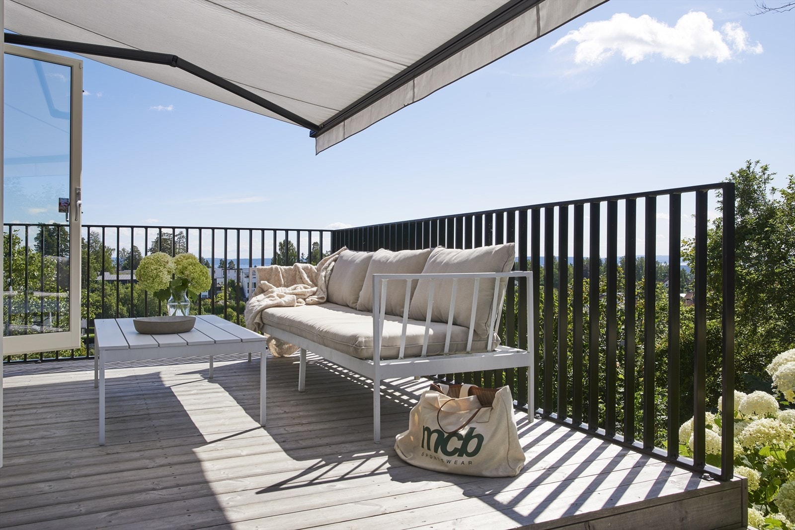 Her er det god plass til utemøbler, samt elektrisk markise for god solskjerming Galleribilde