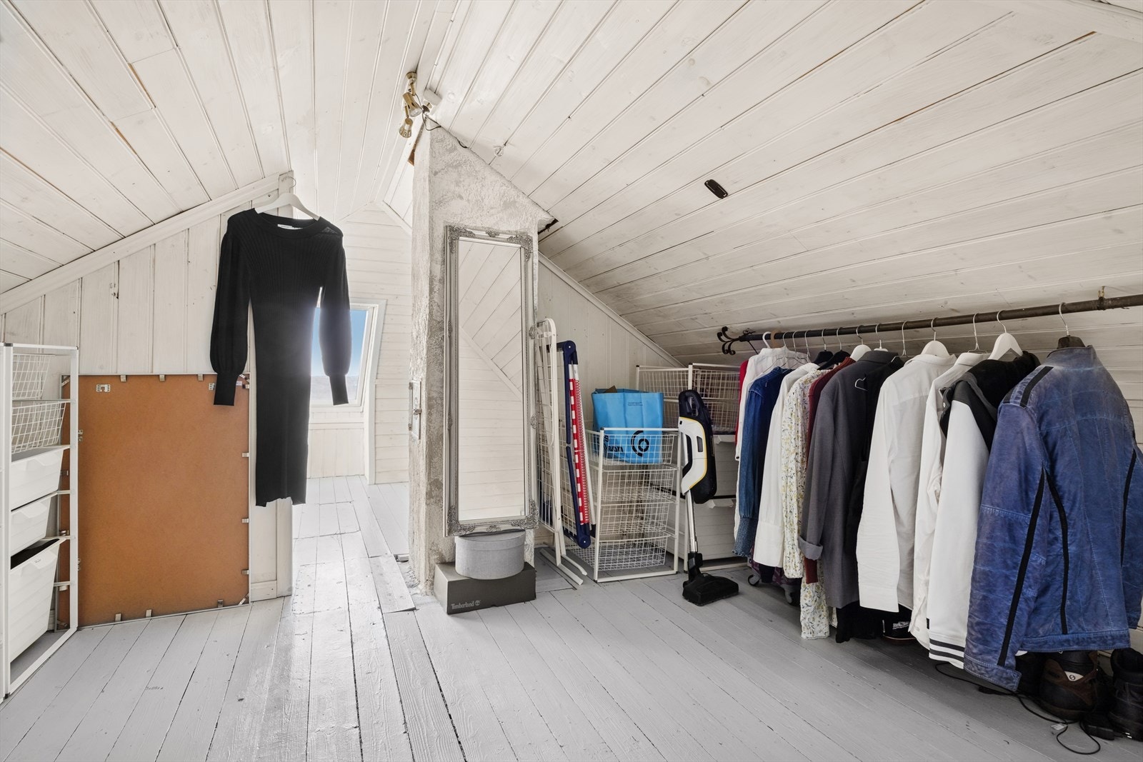 Innredet loftsetasje med god lagringsplass. Galleribilde