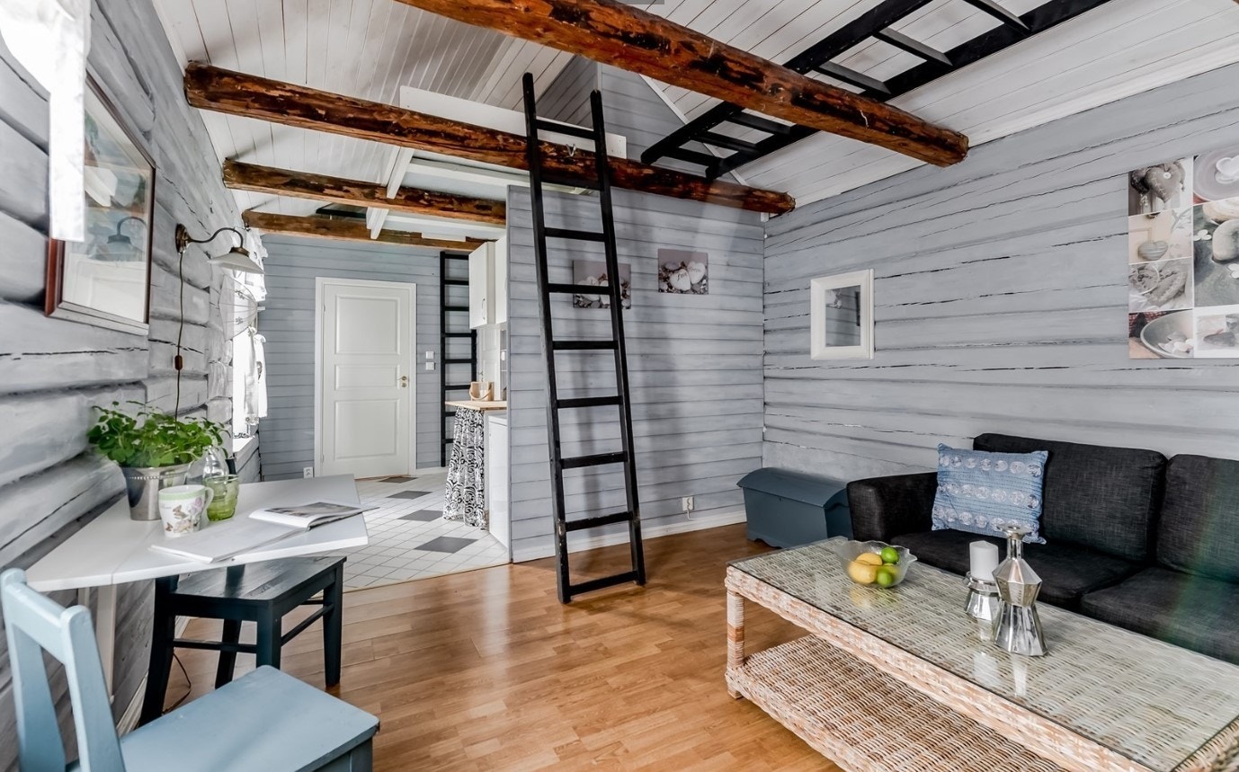 Sjarmerende anneks med synlige tømmervegger og takbjelker - her er det mange muligheter for bruk. Galleribilde