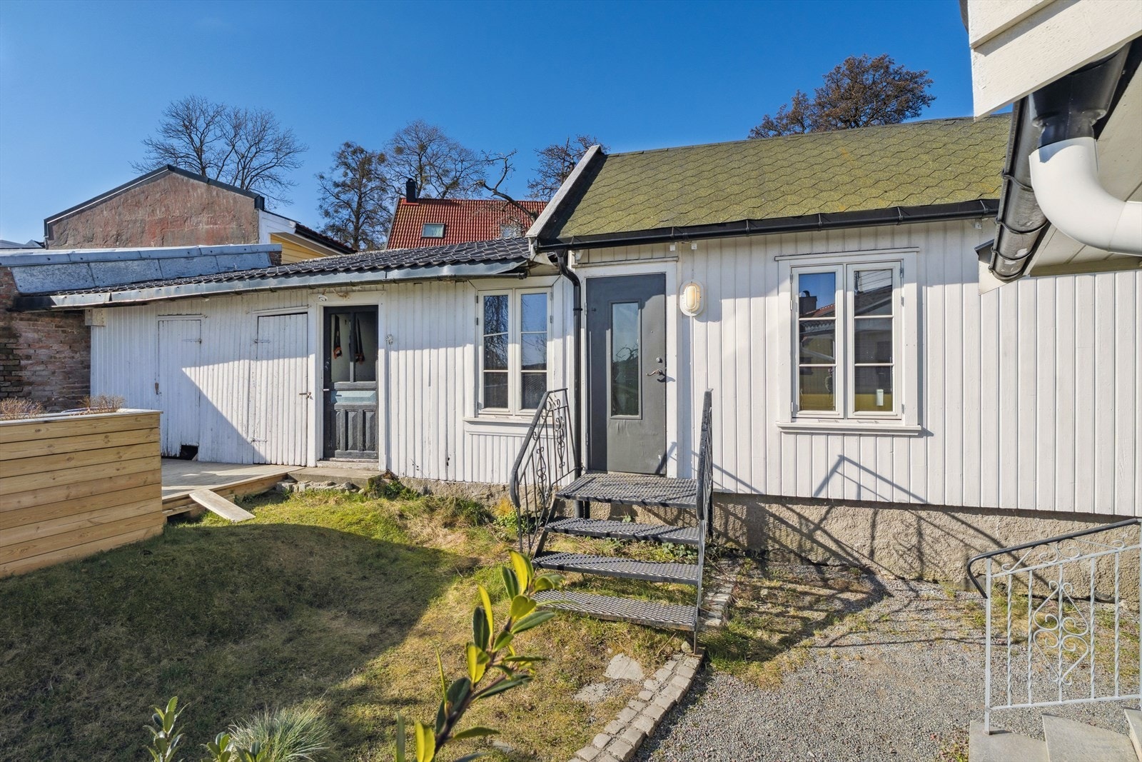 Her ses annekset som i sin helthelt disponeres av denne leiligheten. Annekset består av flere store boder og en hoveddel som er innredet, men dette er ikke godkjent for varig opphold. Galleribilde