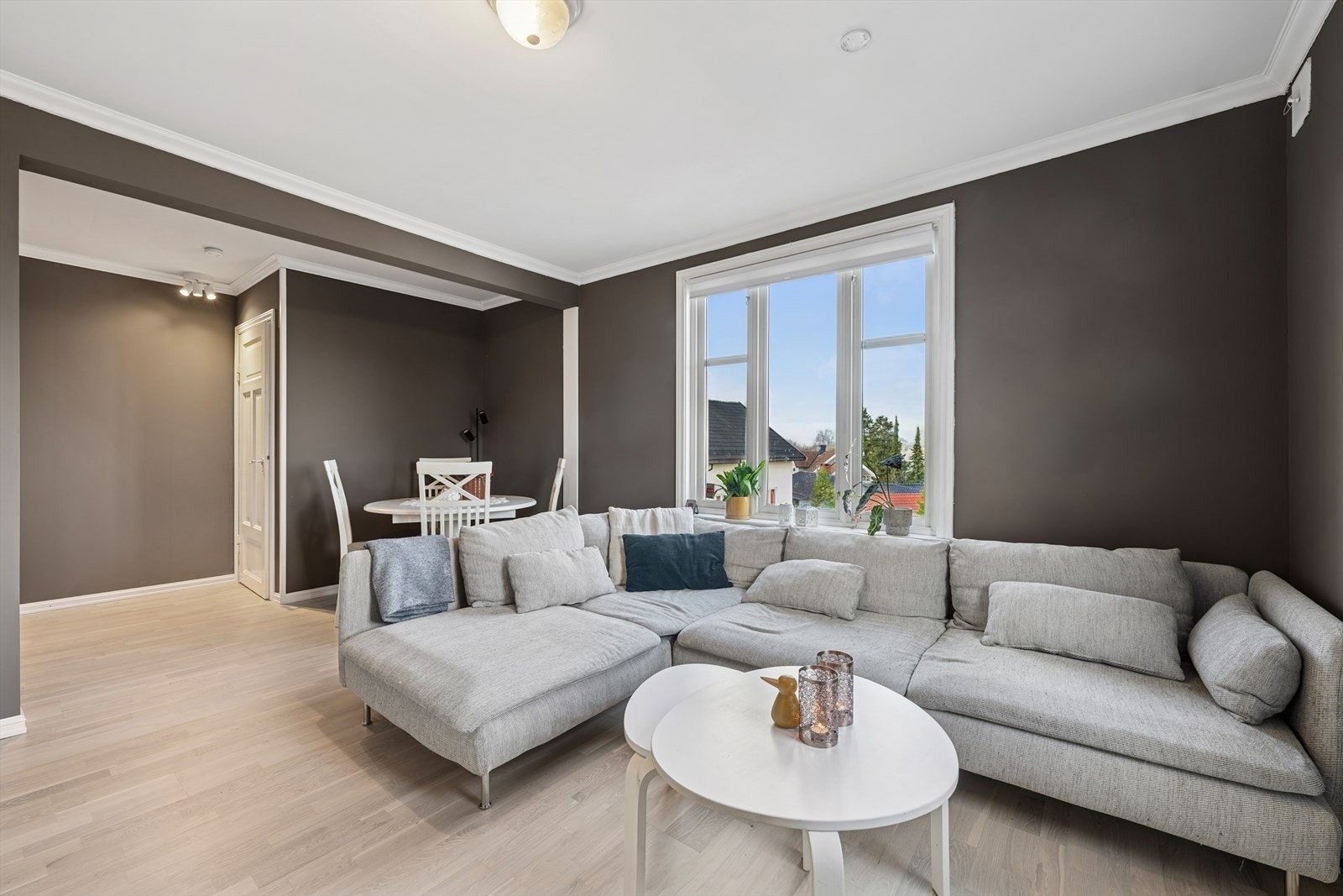 Stua er nylig delt opp i to ved etablering av et nytt soverom. Lettveggen kan enkelt fjernes om det er behov for større stue. Galleribilde