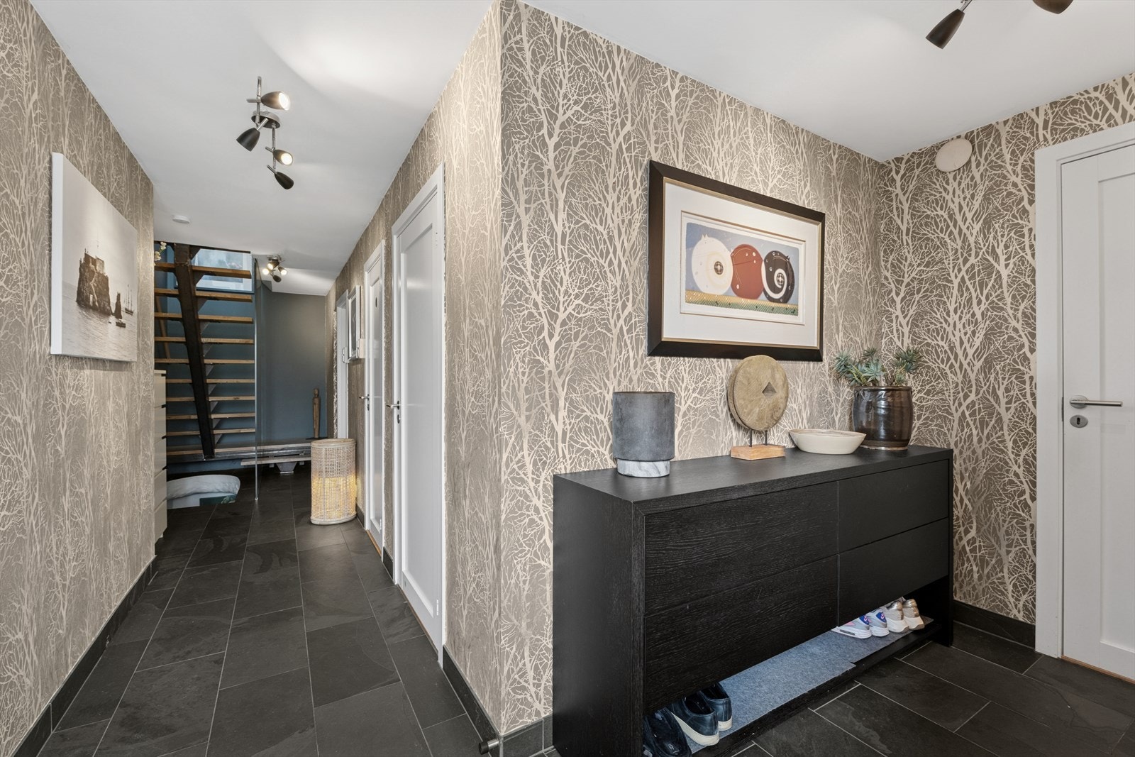 Her ønskes man velkommen inn i en innbydende og romslig entrè. God plass til å henge fra seg yttertøy og sette fra seg sko. Velkommen inn til hyggelig visning! Galleribilde