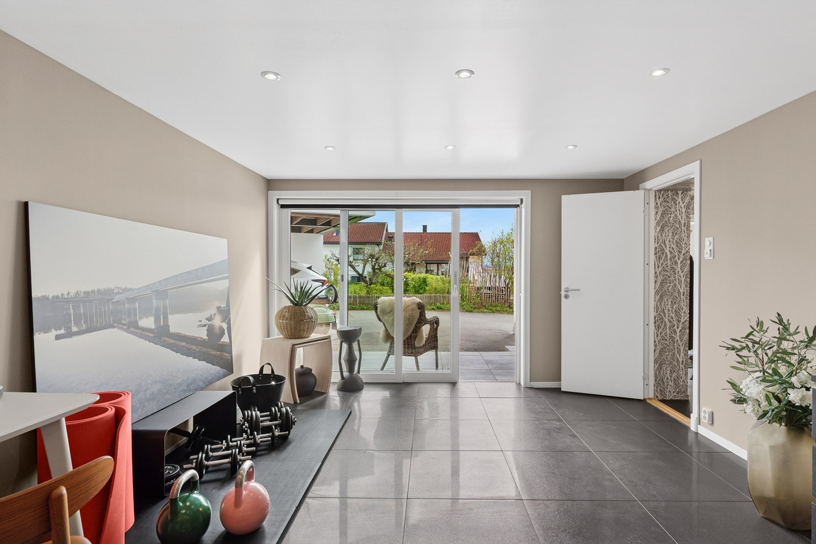 Romslig gang/kjellerstue. Galleribilde