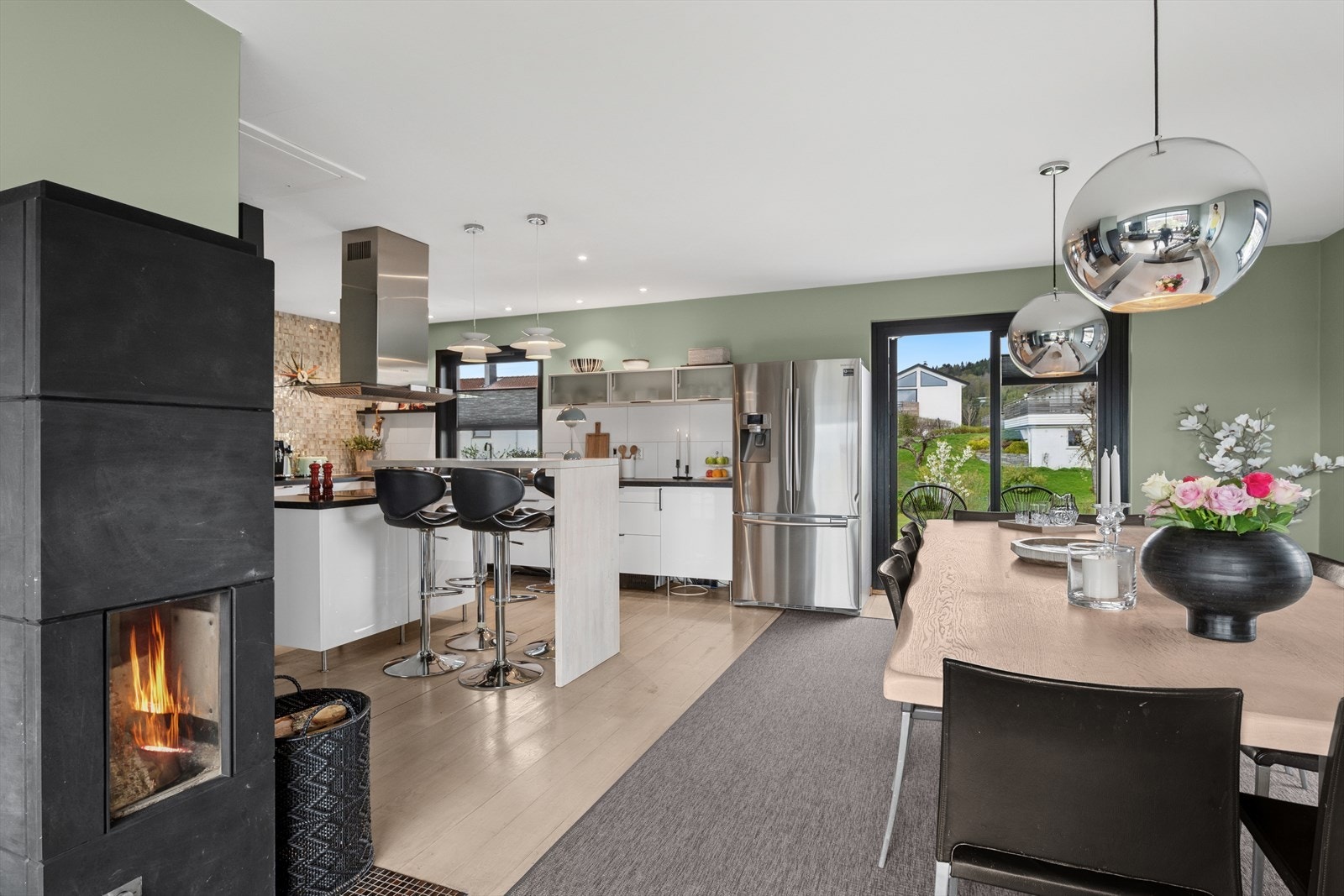 Romslig stue med store vindusflater som slipper inn mye naturlig lys. Stuens gode størrelse gir deg flere alternativer mtp møblering. Galleribilde