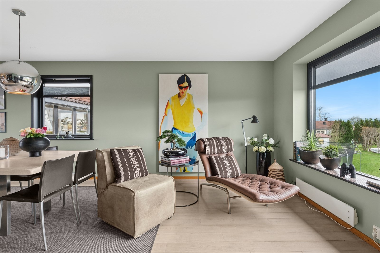 Koselige stunder i stuen med pen utsikt til hagen, et sted for avslapning og hygge. Galleribilde