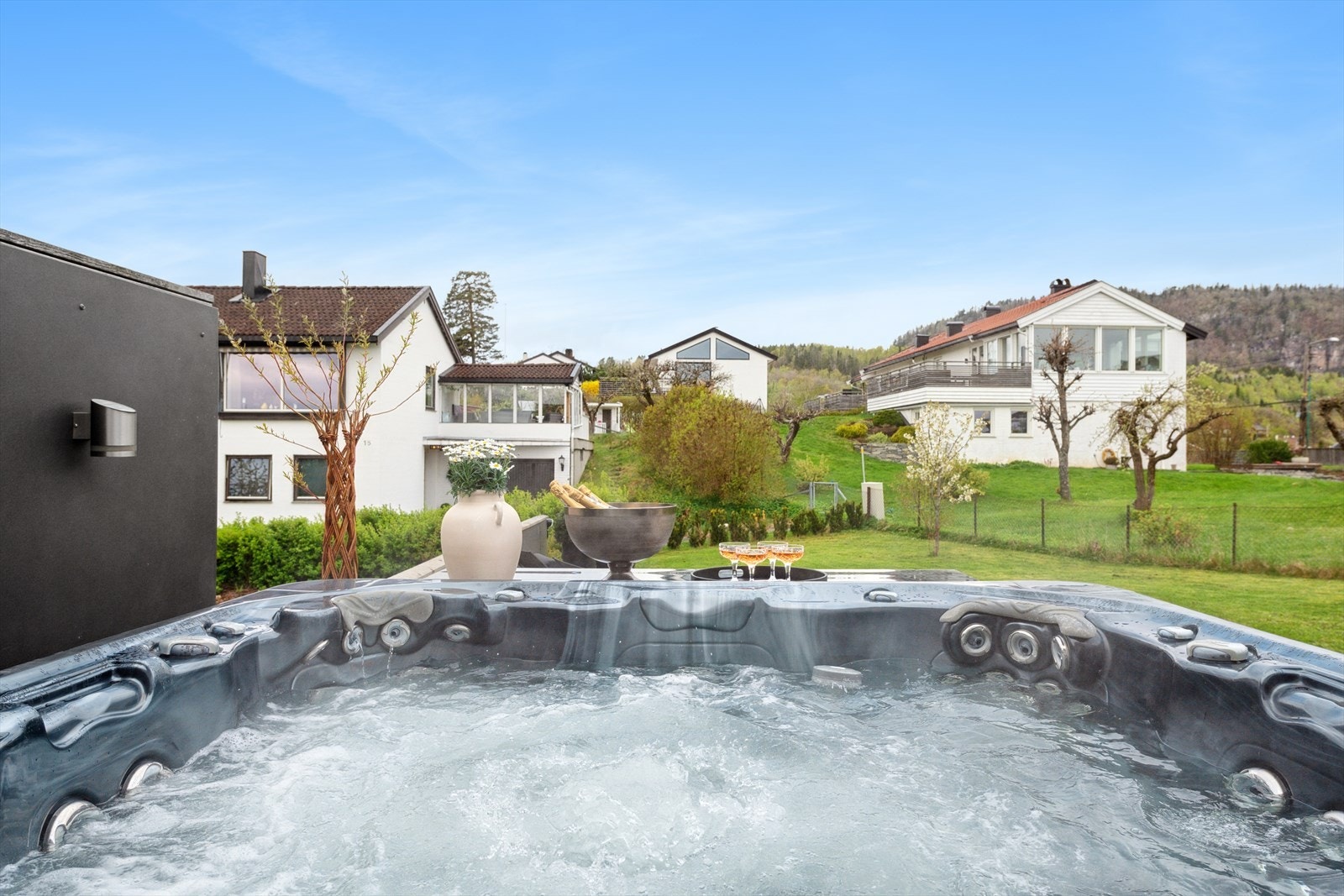 Unn deg selv luksus i boblebadet, den perfekte måten å slappe av på. Galleribilde