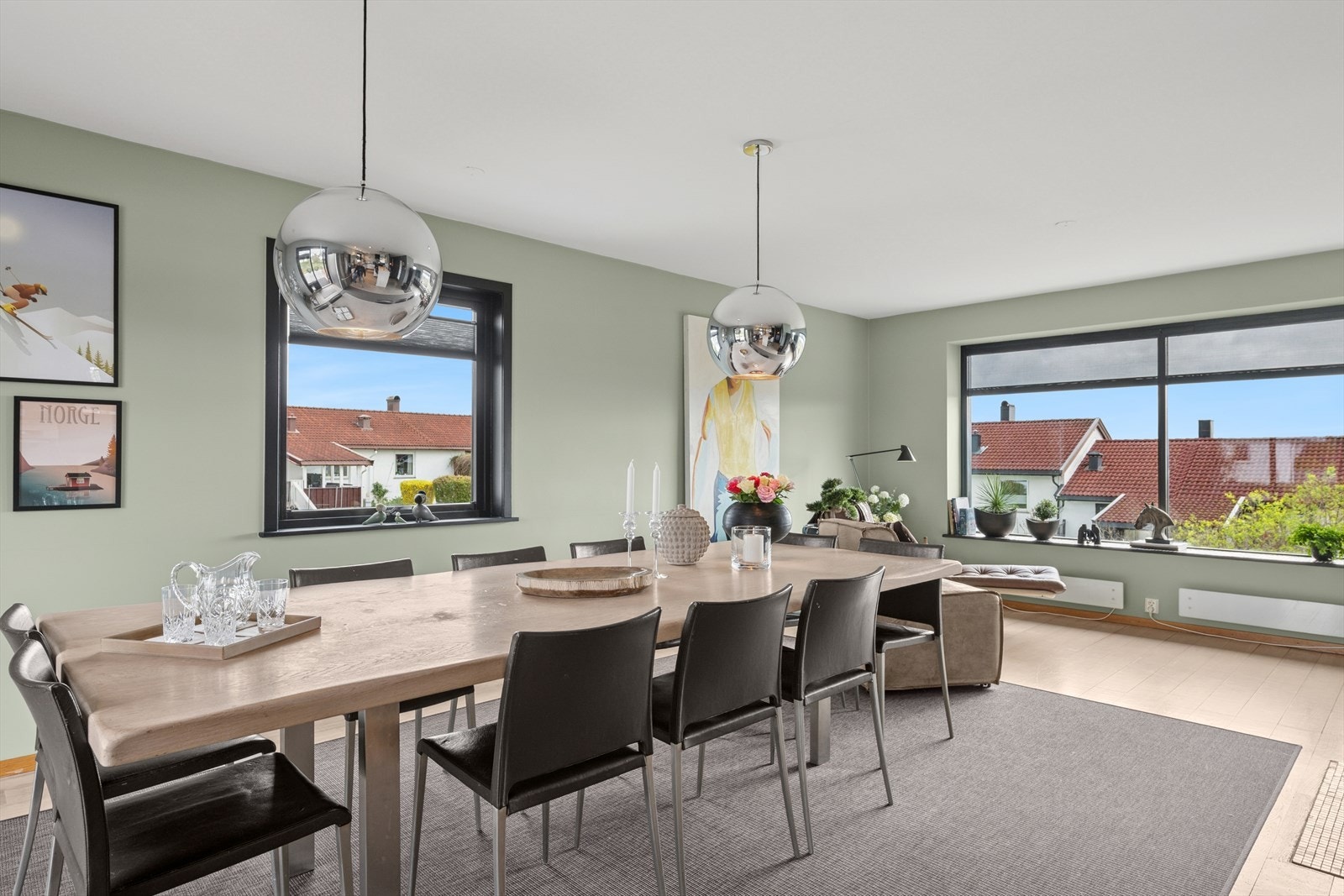 Romslig spisegruppe hvor du kan dekke på og invitere inn til hyggelige måltider med familien og gode venner. Galleribilde