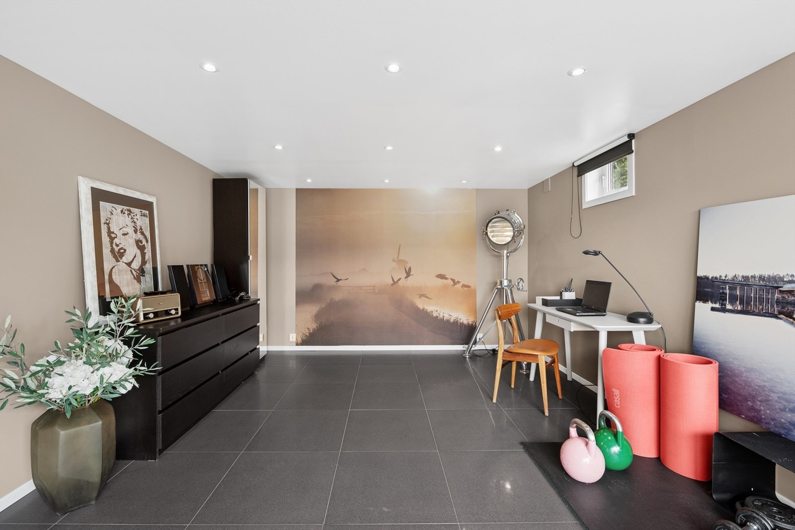 Romslig kjellerstue med mange muligheter for møblering, perfekt for å skape et personlig og funksjonelt oppholdsrom. Galleribilde