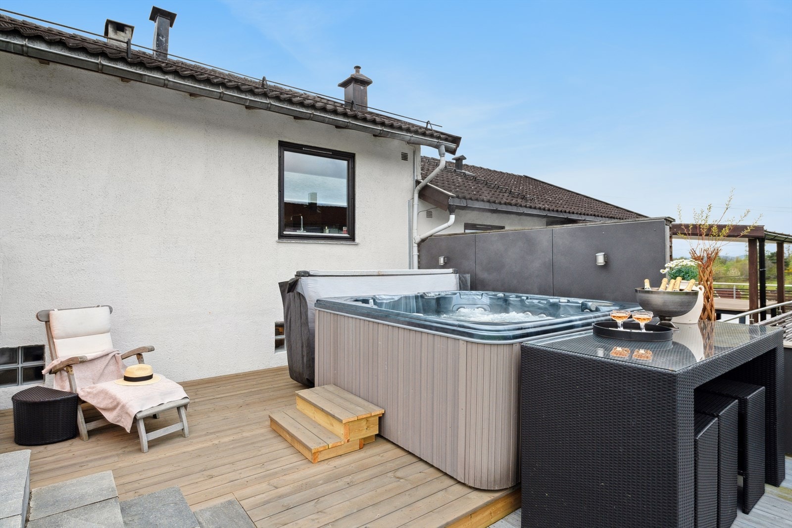 Nyt luksus og avslapning i boblebadet på terrassen, en fin måte å koble av på. Galleribilde