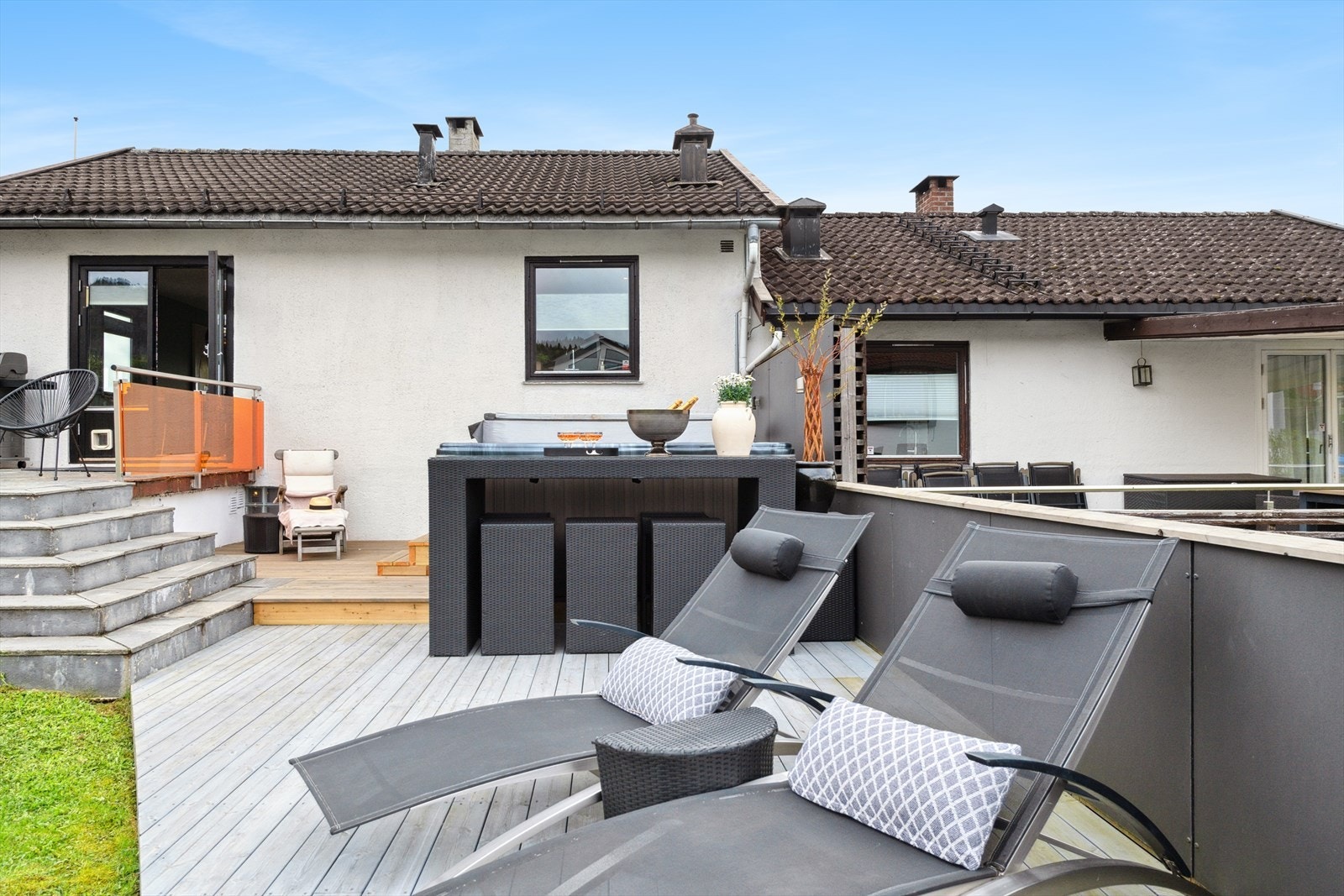 Flott, stor solterrasse hvor en kan nyte solfylte dager for avslapning og ro. Galleribilde