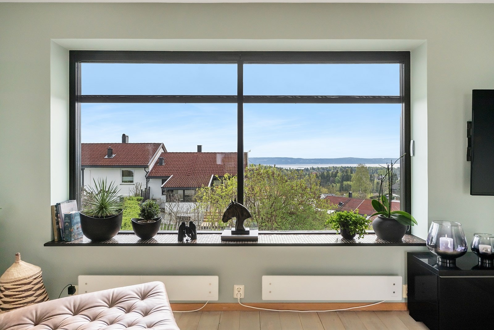 Stue med store vindusflater som slipper inn mye naturlig lys. Nydelig utsikt! Galleribilde