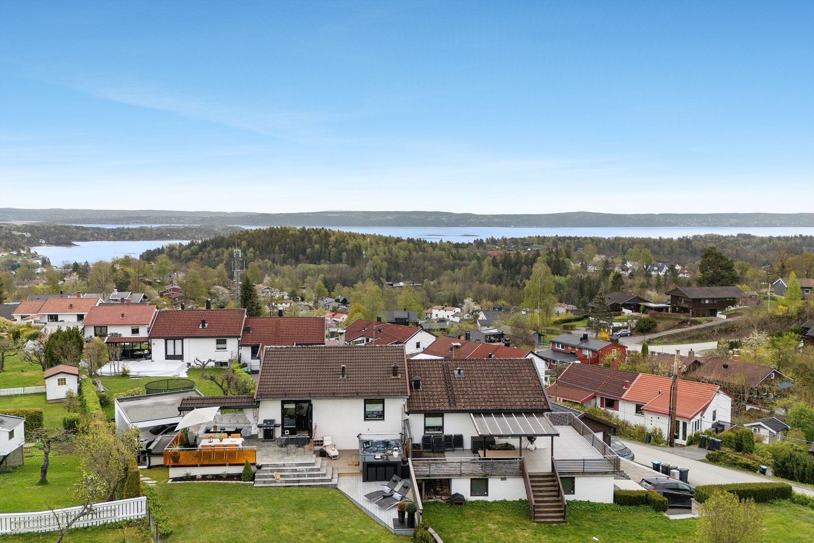 Her får du en bolig med flott panorama utover Oslofjorden og Nesoddlandet med meget gode solforhold med sol fra tidlig om morgen til sent på kveld. Galleribilde