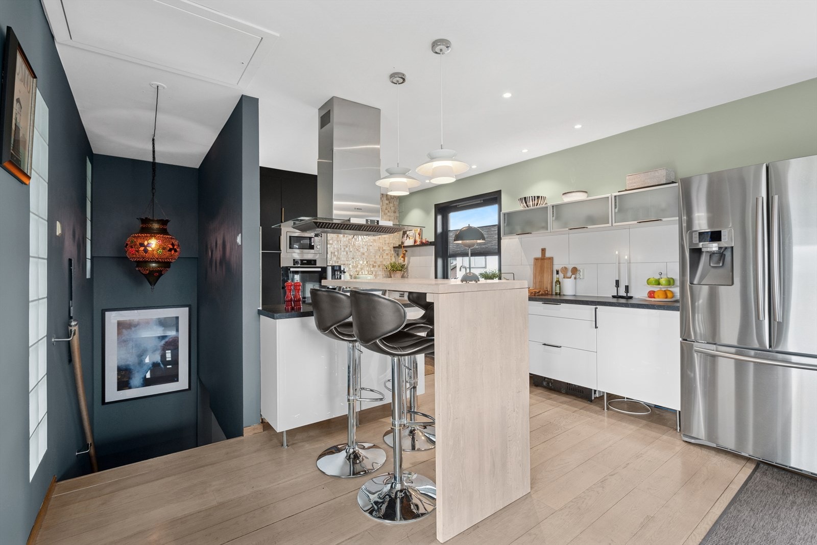 Moderne kjøkken med stilfull barløsning for matlaging og sosiale sammenkomster. Galleribilde