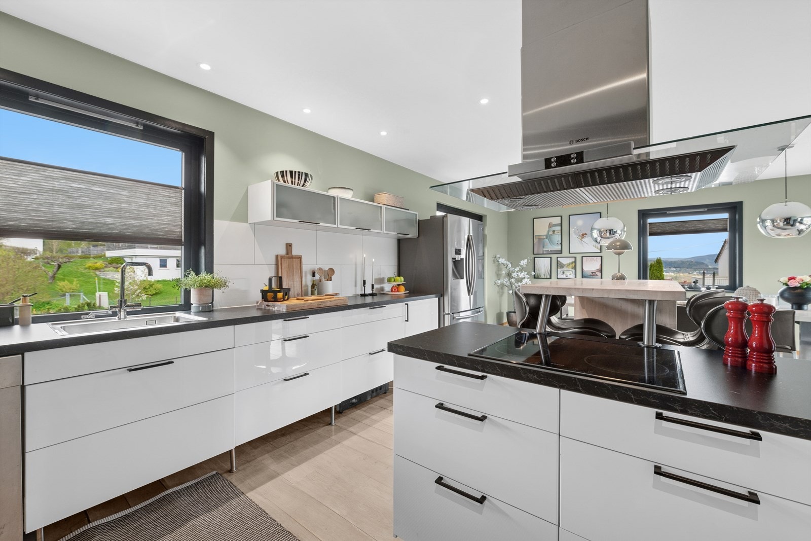 Stilren IKEA kjøkkeninnredning fra 2010 med glatte fronter. Galleribilde