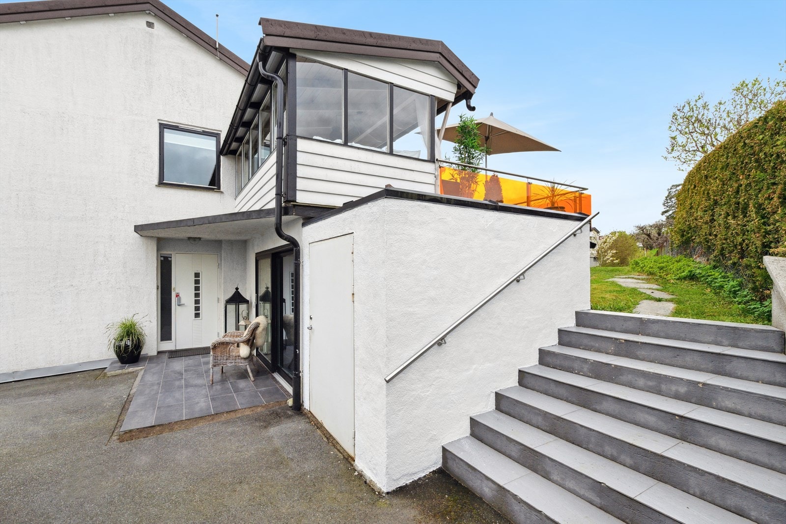 Trappeadkomst fra inngangspartiet til tomten. Galleribilde