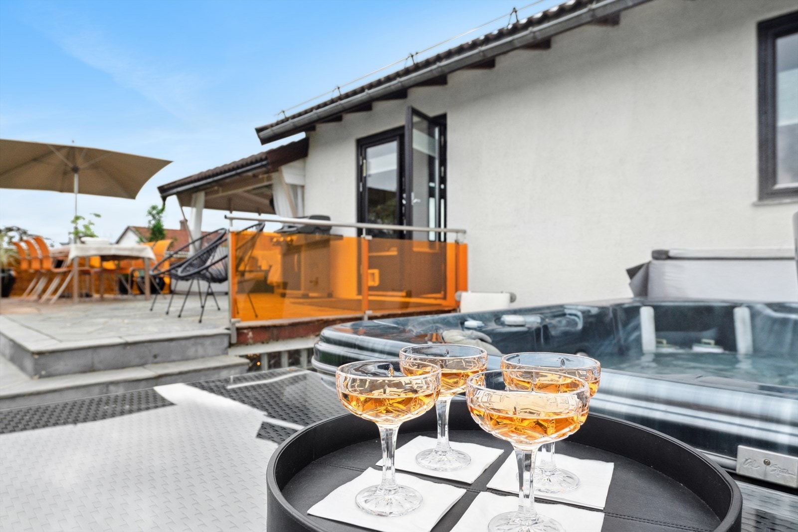 Solfylte dager på terrassen! Nyt en forfriskende drikk i godt selskap. Galleribilde