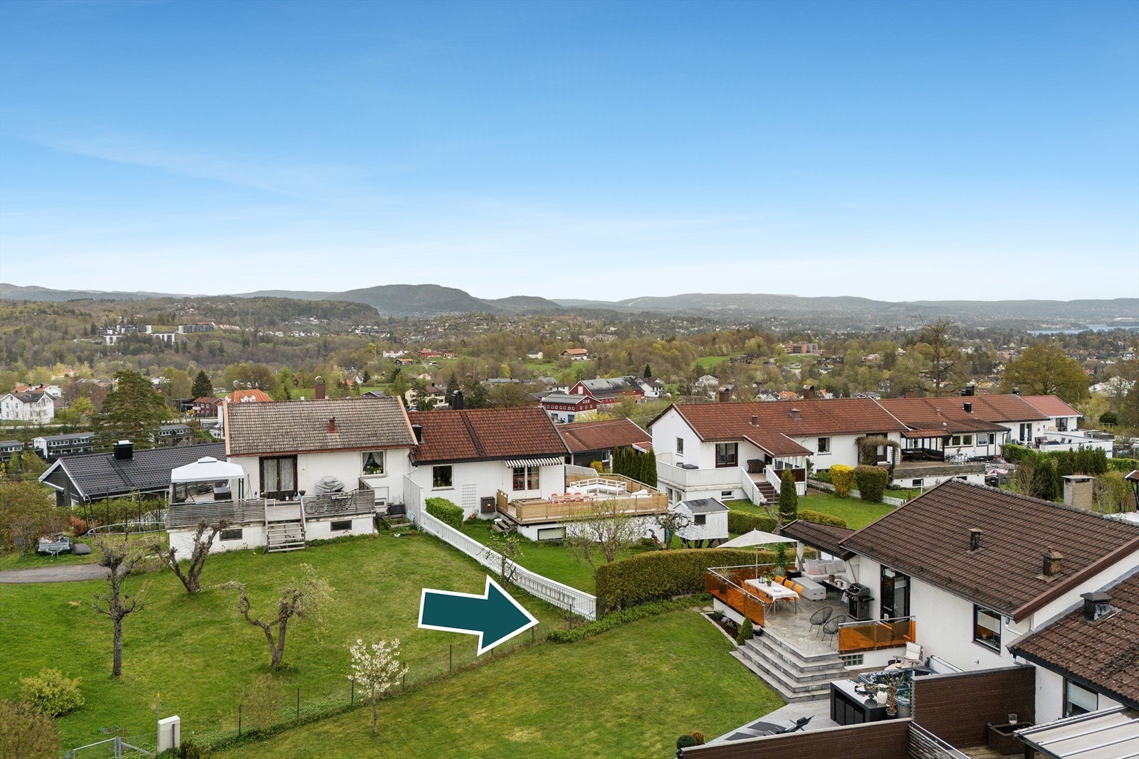 Opparbeidet tomtegrunn med fine plenarealer, prydbusker og beplantning. Galleribilde