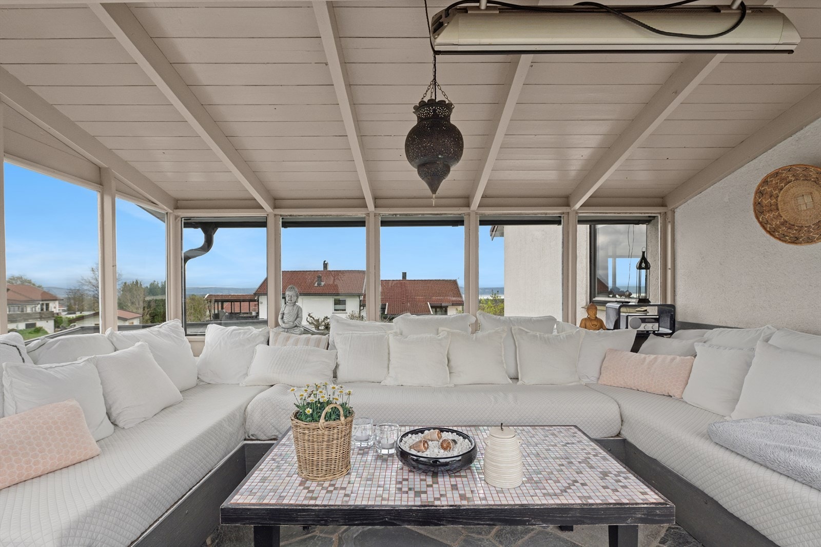 Overbygd, romslig og flott uteplass! Galleribilde