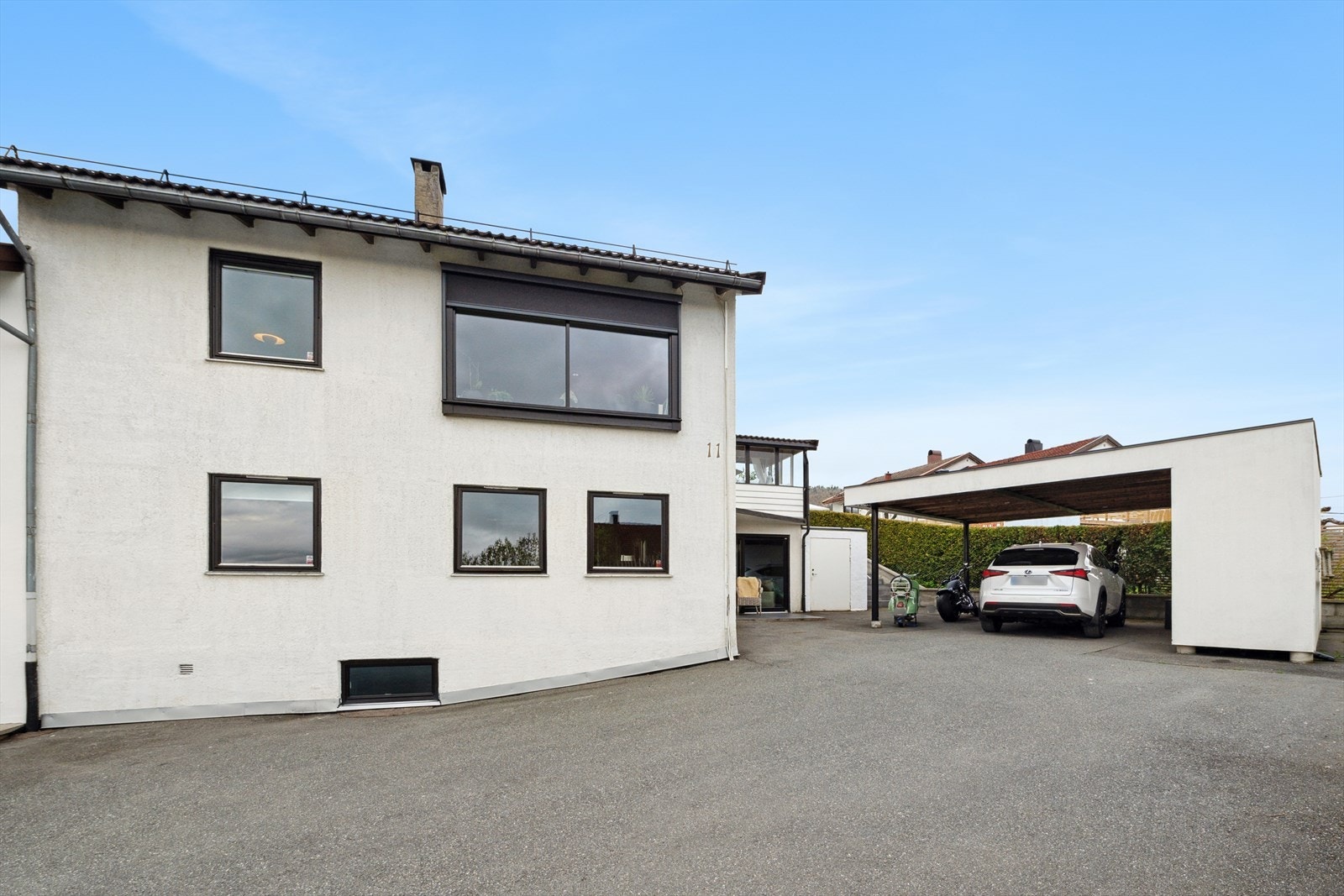 Romslig inngangsparti med praktisk carport. Galleribilde