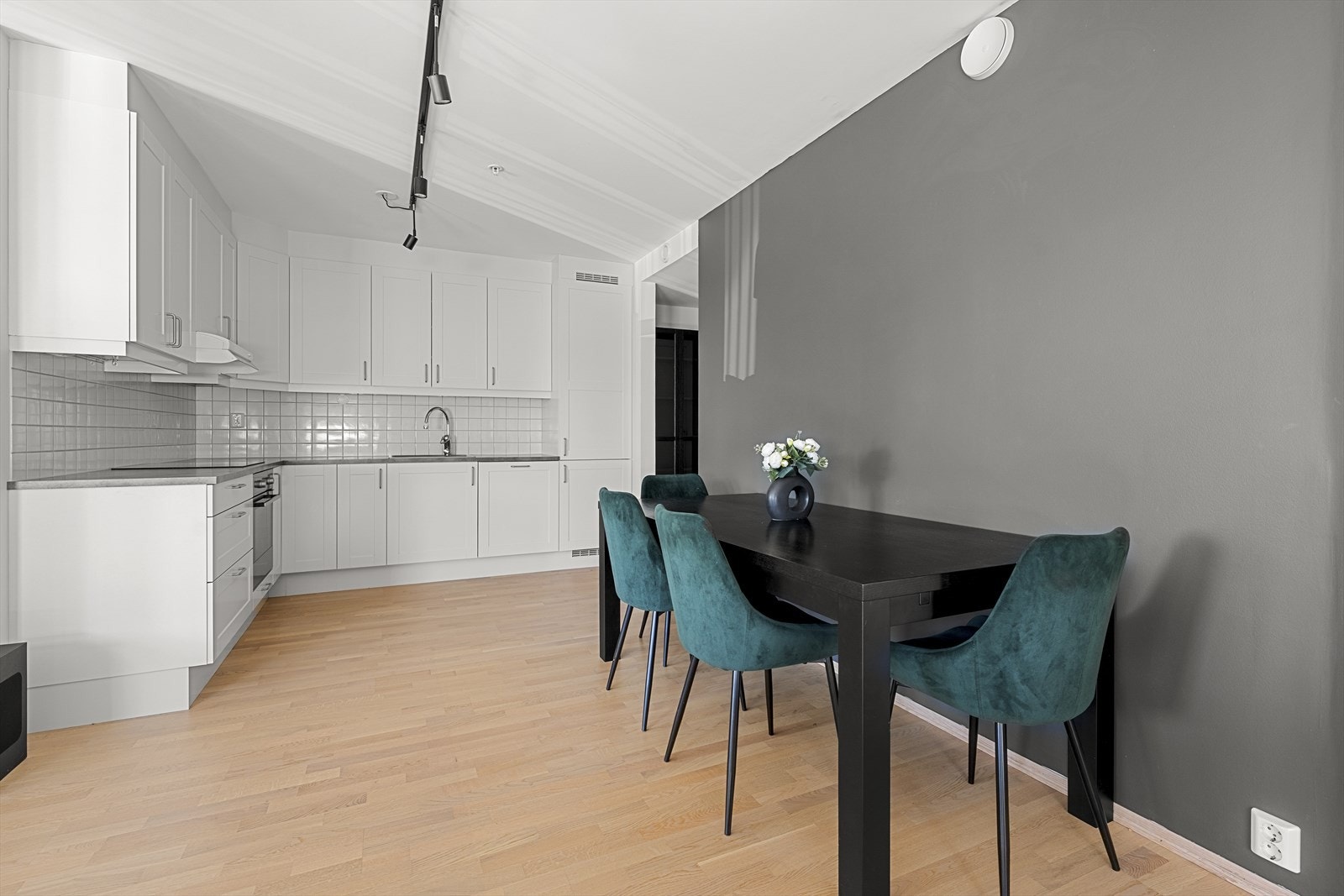 Kjøkken med stilren innredning Galleribilde