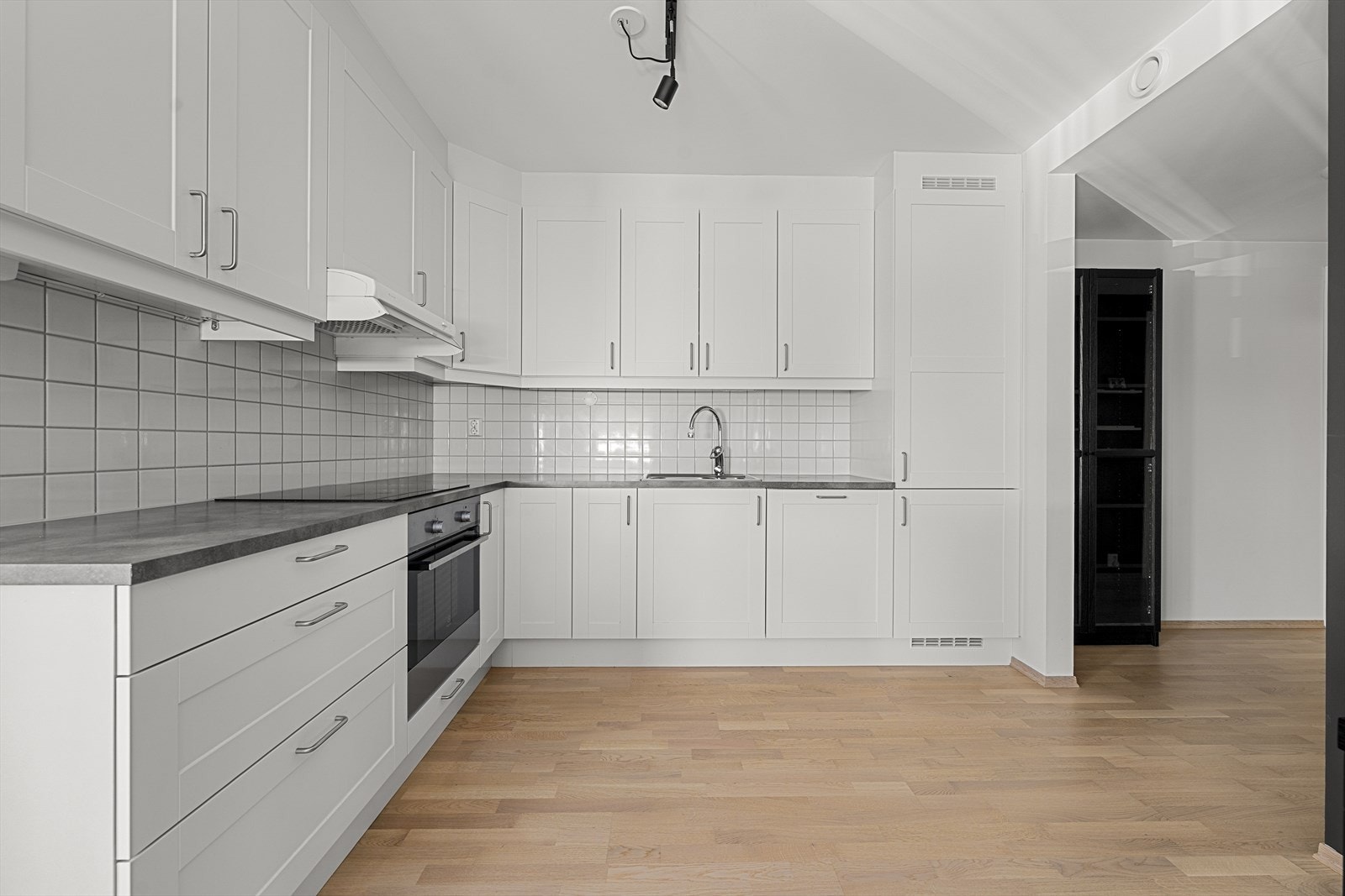 Det er god oppbevaringsplass i over- og underskap Galleribilde