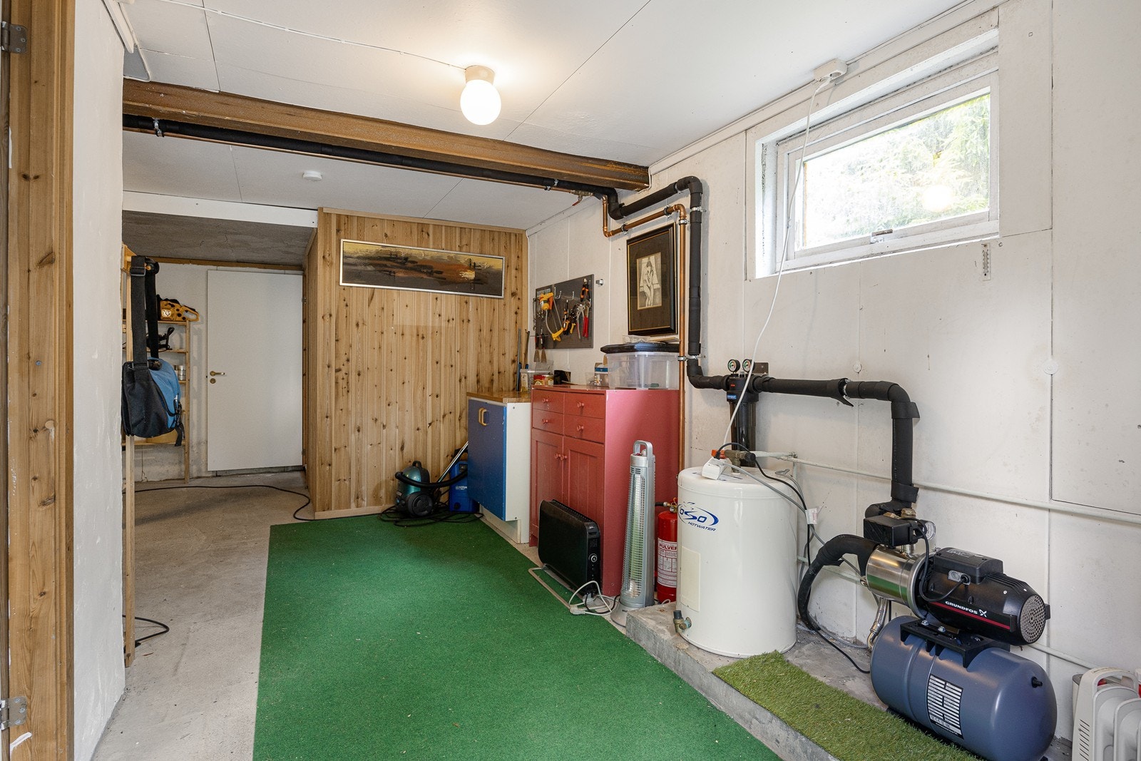 Hytta har oppbevaring- og lagringsplass i kjelleren. Her er også varmtvannsberederen plassert. Galleribilde