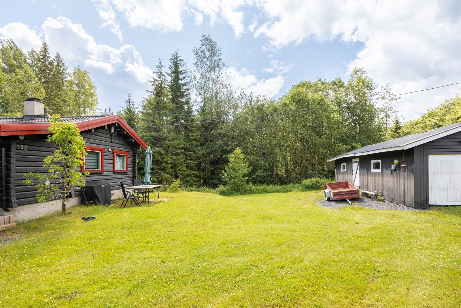 Vinden suser i tretoppene mens humlene surrer i den naturlige vegetasjonen rundt tomten, og på de store plenarealene på tunet kan både to- og firbeinte boltre seg. Galleribilde