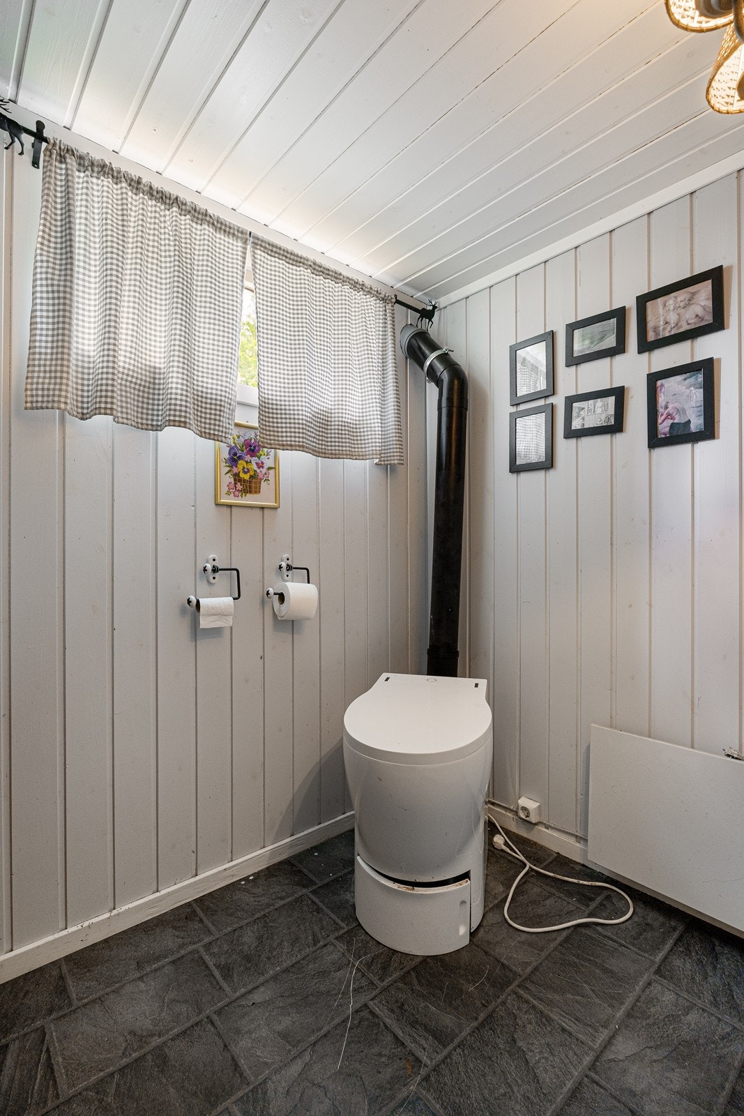 På toalettrommet er det et forbrenningstoalett fra 2021. Galleribilde