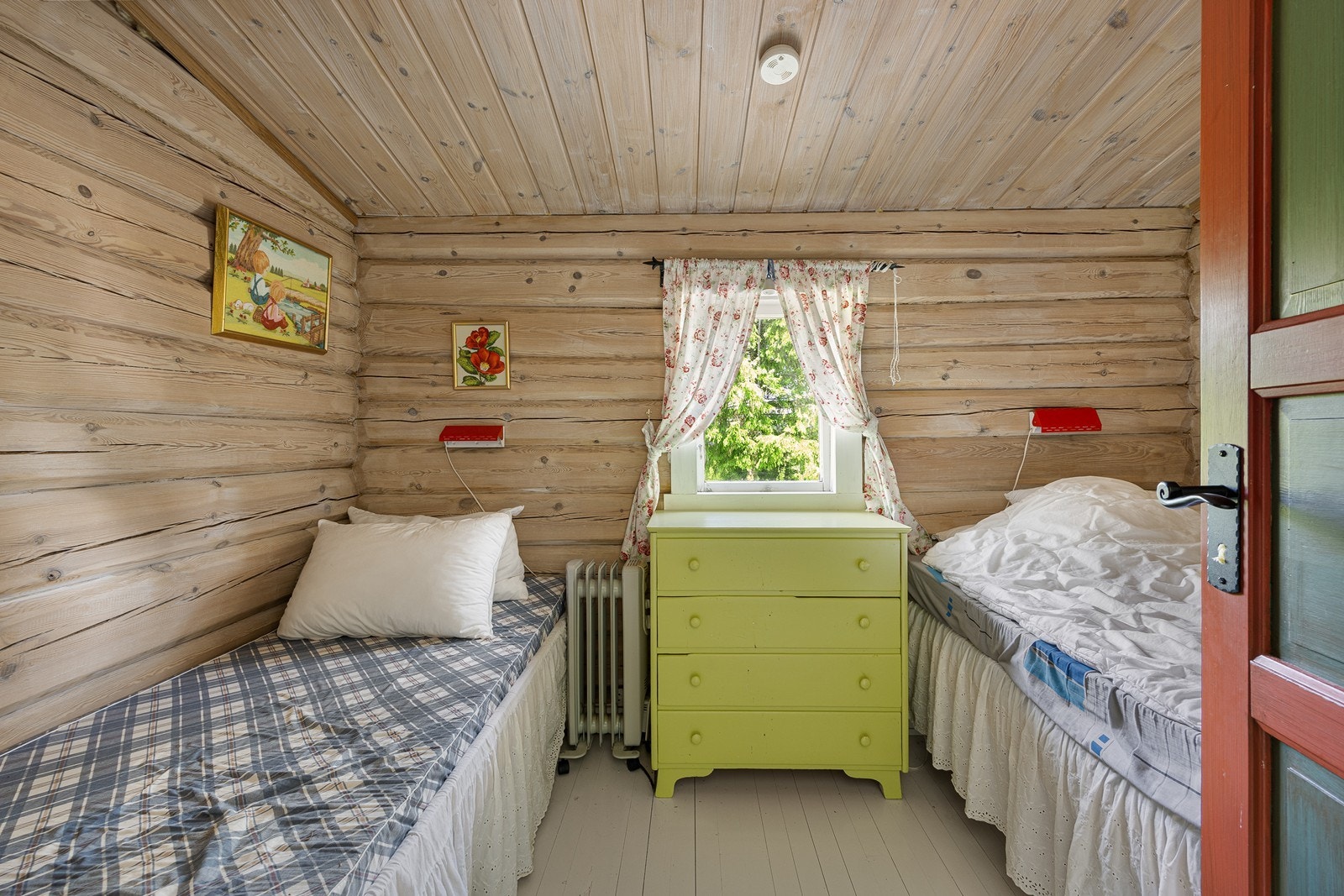 Rommene er på ca. 6 kvm hver, og det er fin plass til senger og tilhørende møblement. Det innredede rommet er opprinnelig bod på mottatte tegninger. Galleribilde