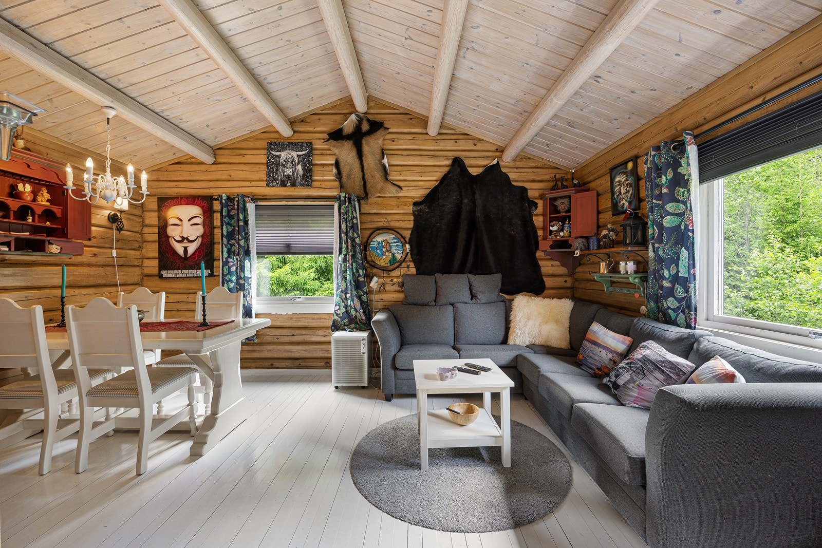 Stuen oppleves som romslig og innbydende, og en luftig atmosfære understrekes med god takhøyde og dagslys fra vinduer i to himmelretninger. Galleribilde