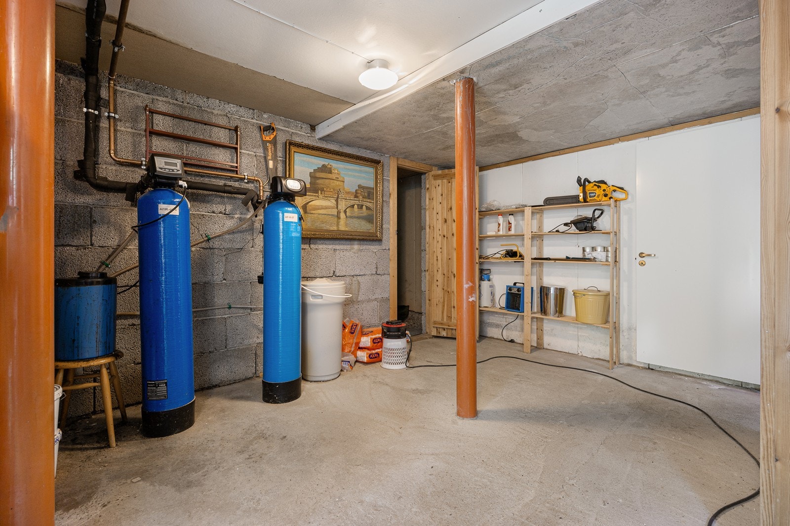 Hytta har ikke innlagt offentlig vann og avløp, men vann fra brønn og privat avløpsordning. I uinnredet rom i kjelleren er trykktank og renseanlegg plassert. Galleribilde