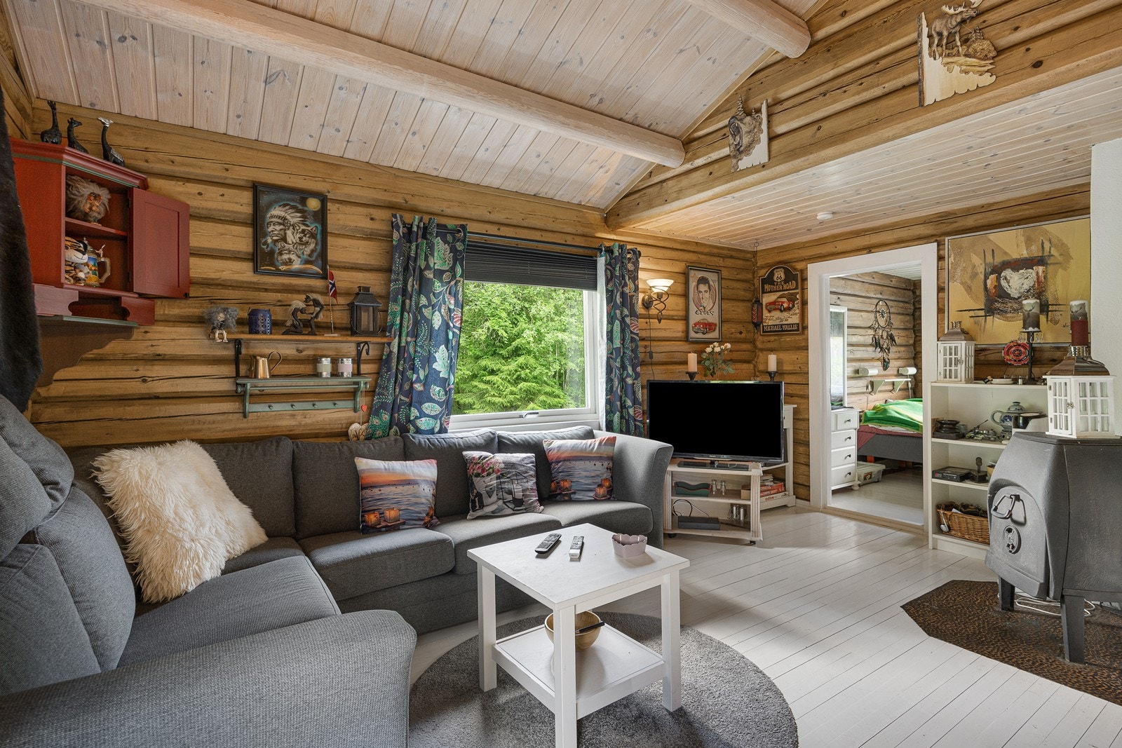 Stuen har fin møbleringsfrihet, og rommet er utstyrt med en god vedovn i støpejern. Galleribilde