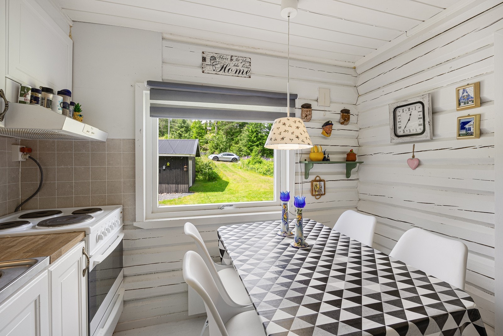 Videre er kjøkkenet utstyrt med ventilator, benkestikk og opplegg for oppvaskmaskin. Galleribilde