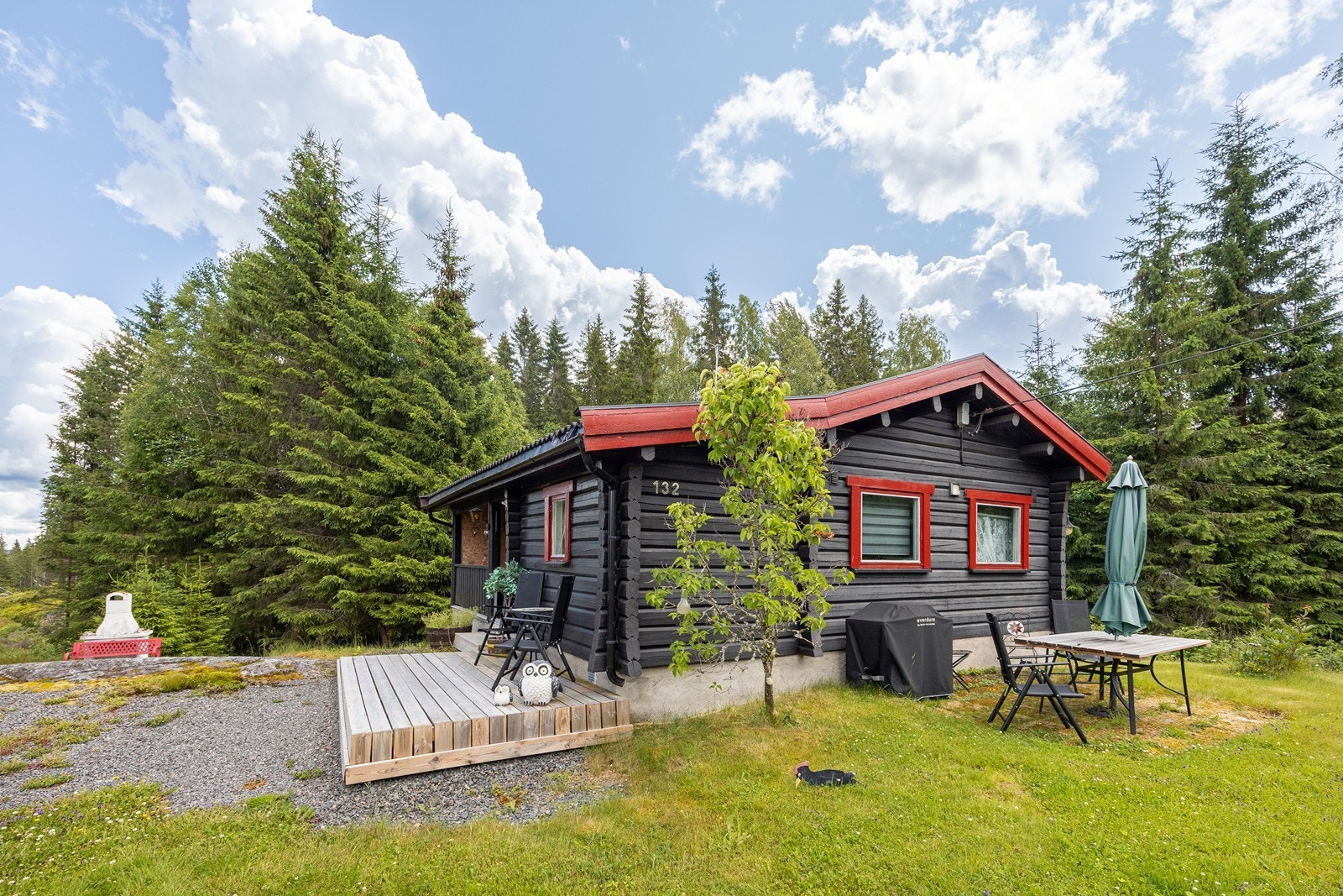 Fritidseiendommen er beliggende helt for seg selv, omkranset av vakker natur. Den landlige beliggenheten kan gi enhver ro i sjelen. Galleribilde