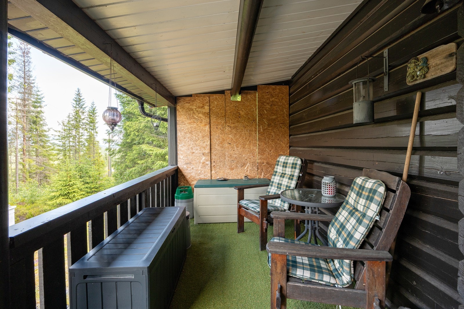 Hytta har en overbygd, nordvendt velkomstterrasse på ca. 9 kvm. Galleribilde