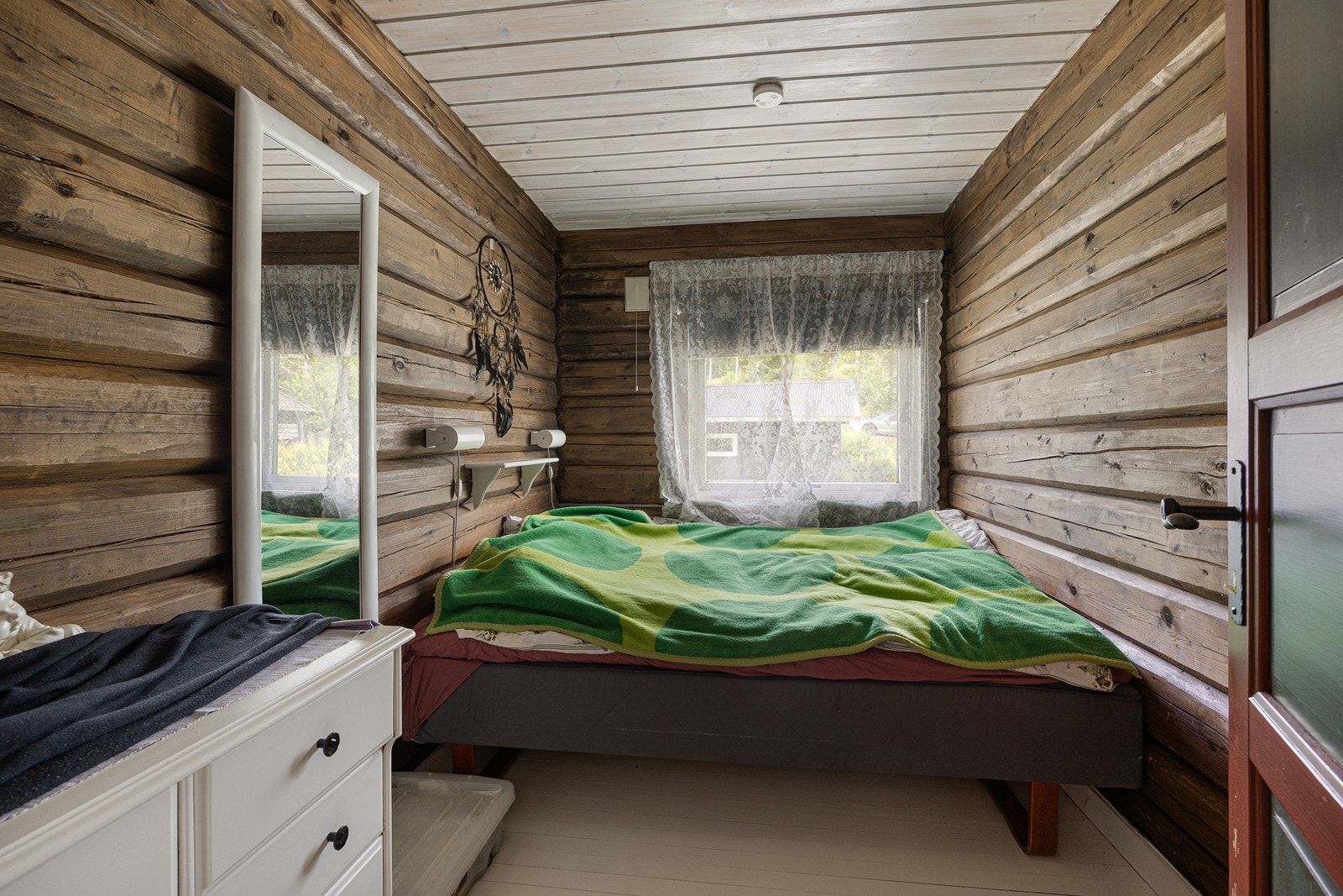 Det er ett soverom og et innredet rom benyttet til soverom i hytta, og begge har laftede tømmervegger og lysmalte, originale heltregulv. Galleribilde